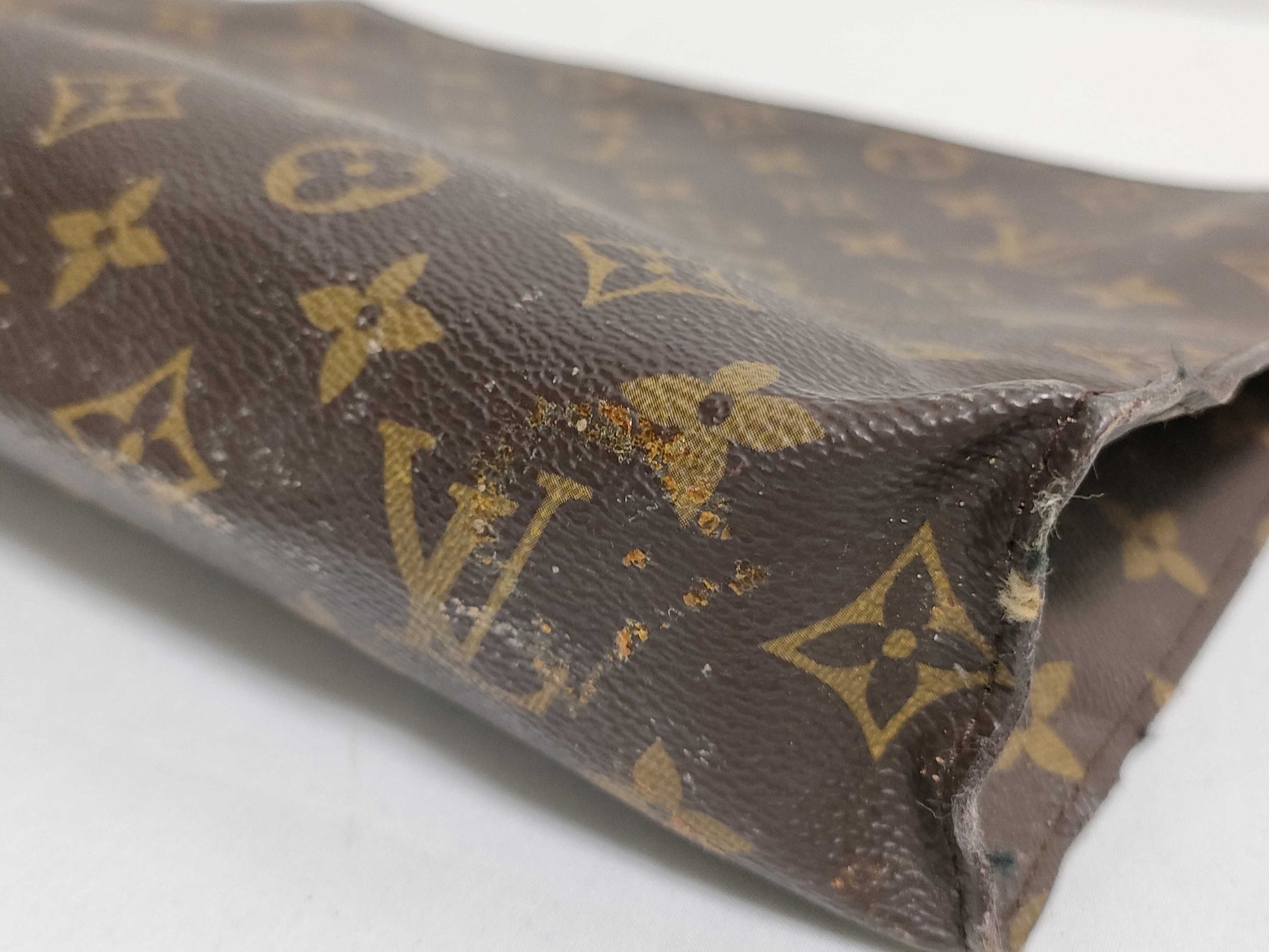 LOUIS VUITTON M47542 Monogram Louis Vuitton Poche Toilette 26 Second Bag