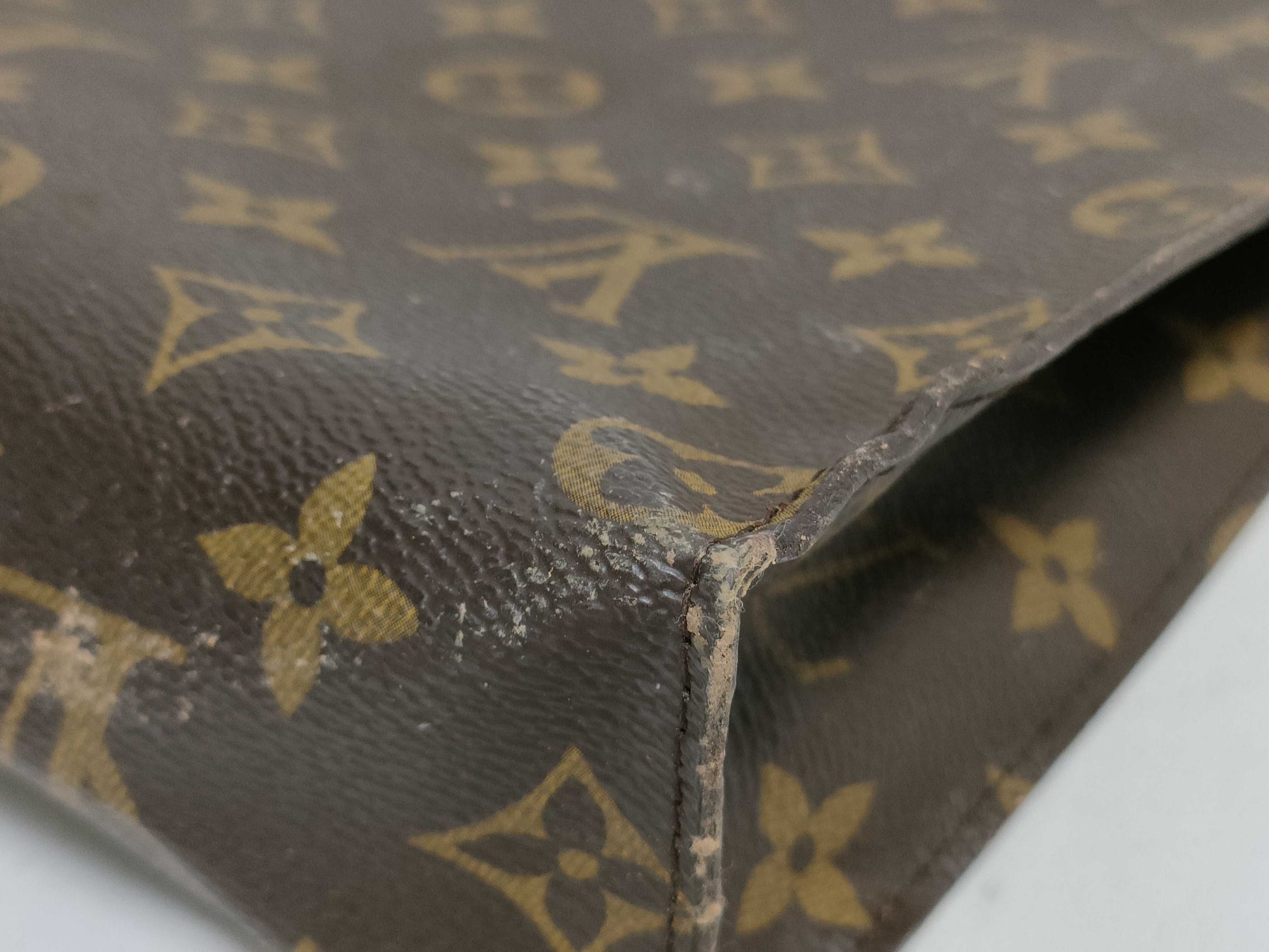 LOUIS VUITTON M47542 Monogram Louis Vuitton Poche Toilette 26 Second Bag