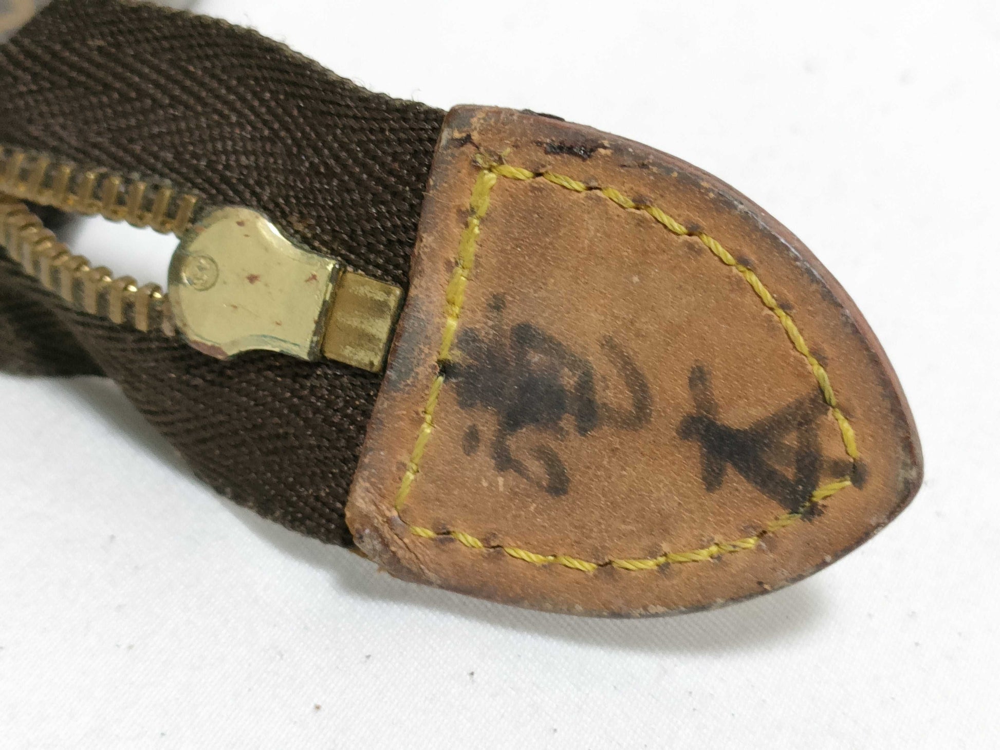 LOUIS VUITTON M47542 Monogram Louis Vuitton Poche Toilette 26 Second Bag