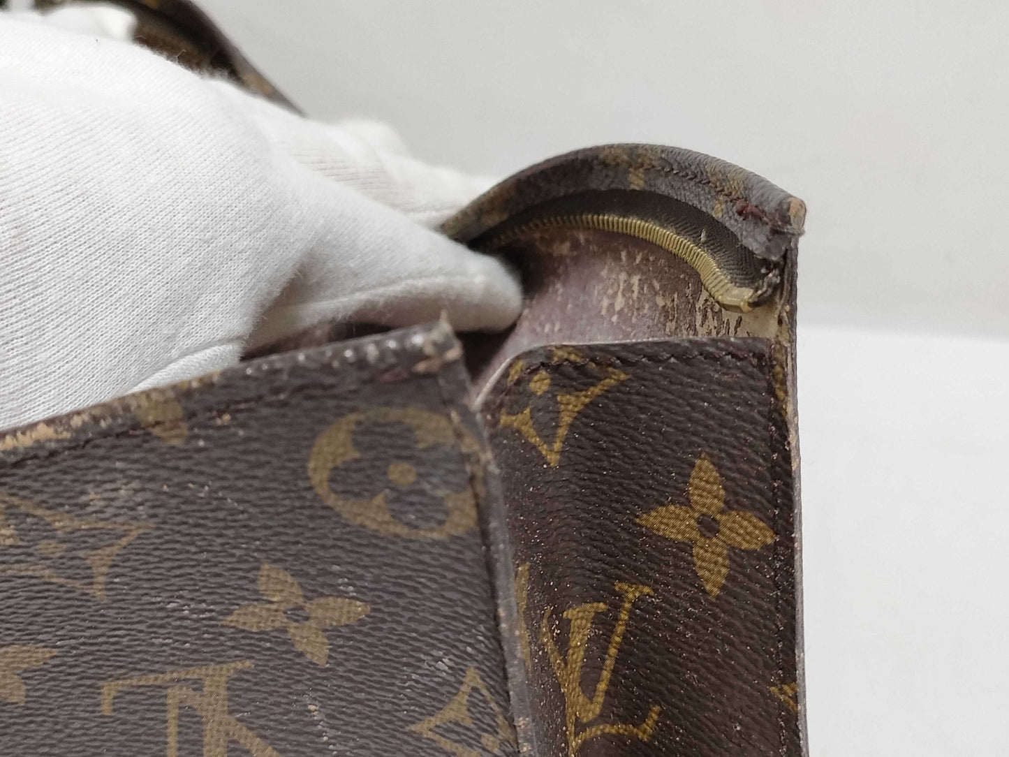 LOUIS VUITTON M47542 Monogram Louis Vuitton Poche Toilette 26 Second Bag