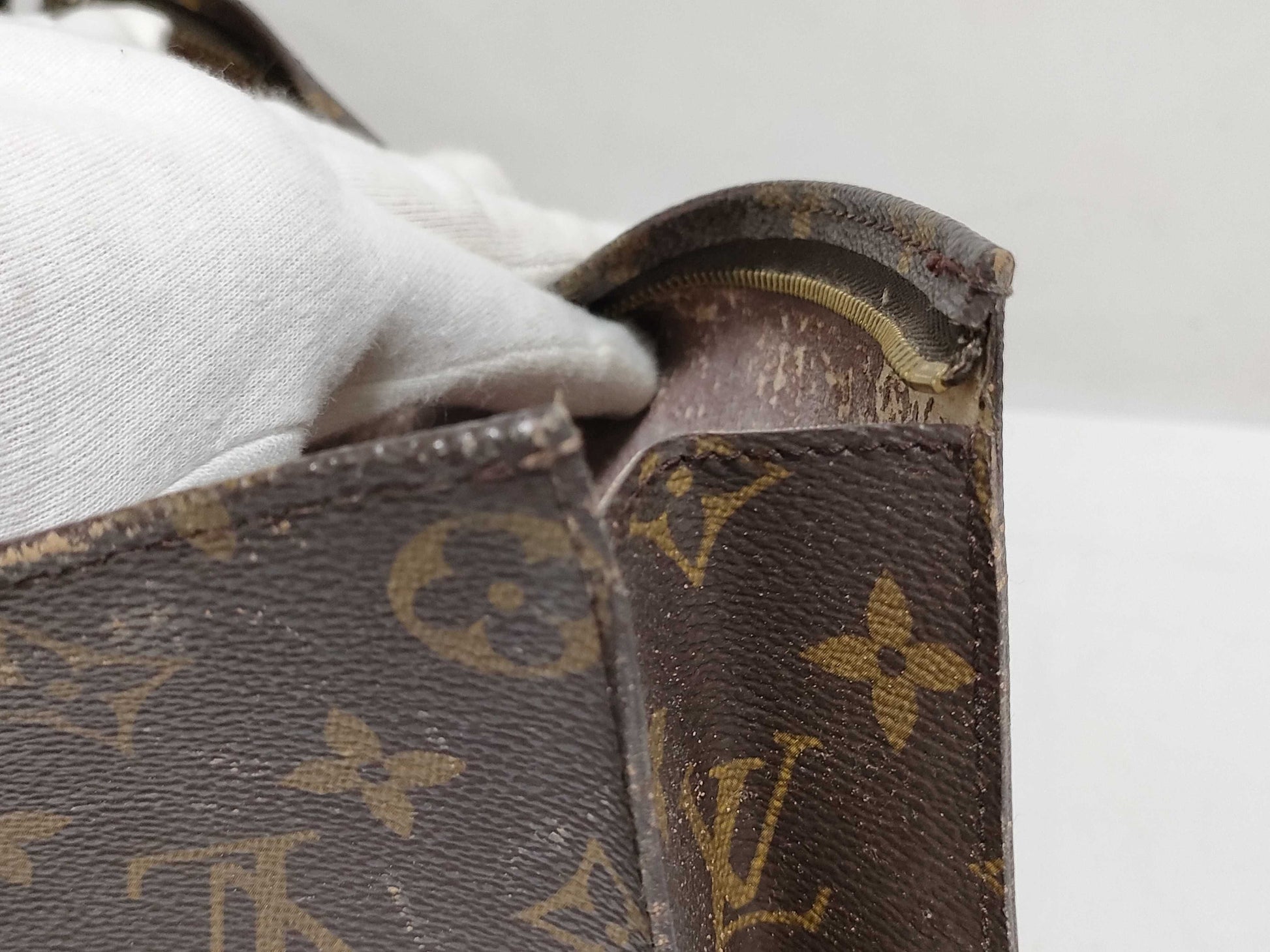 LOUIS VUITTON M47542 Monogram Louis Vuitton Poche Toilette 26 Second Bag