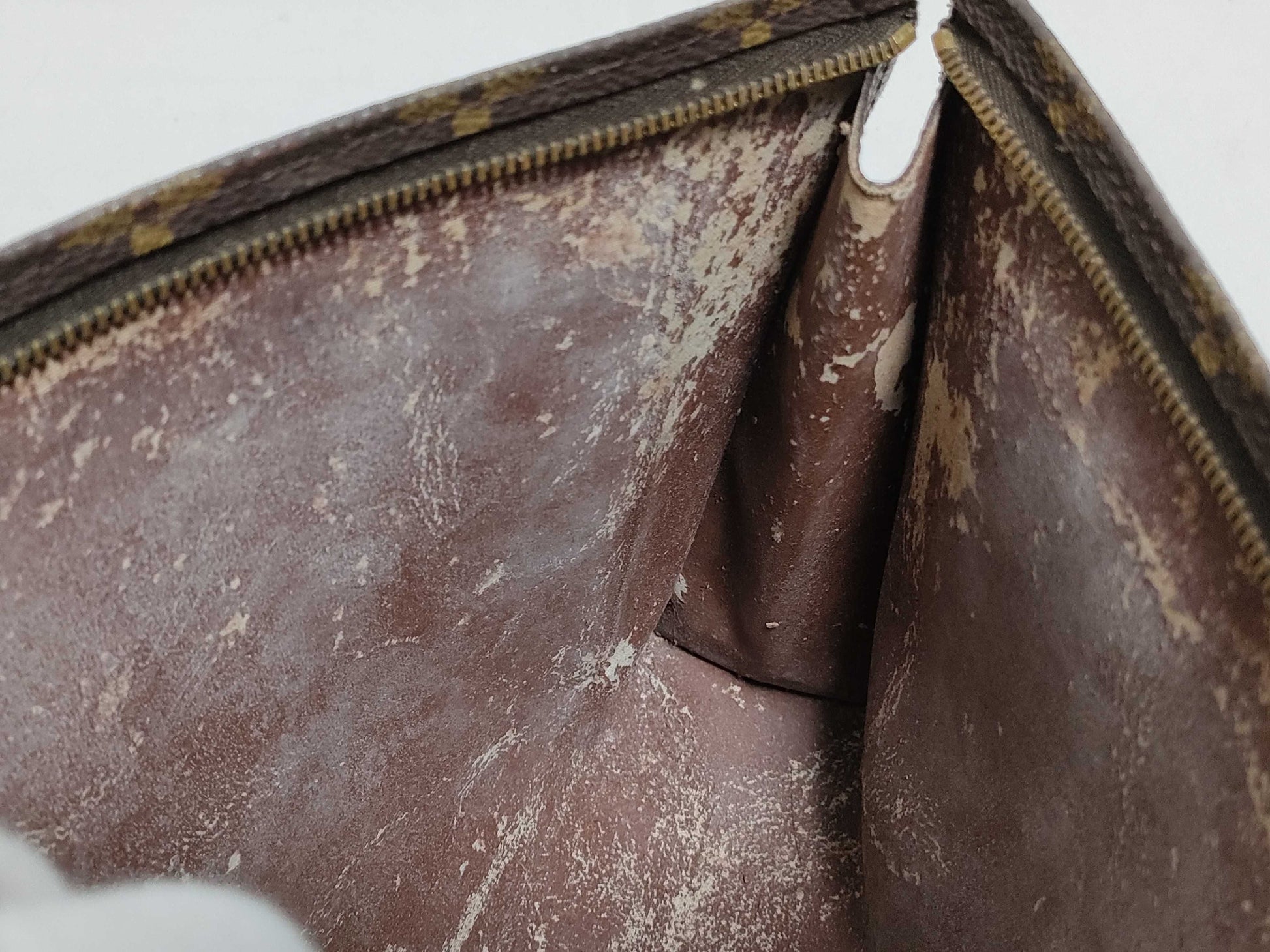 LOUIS VUITTON M47542 Monogram Louis Vuitton Poche Toilette 26 Second Bag