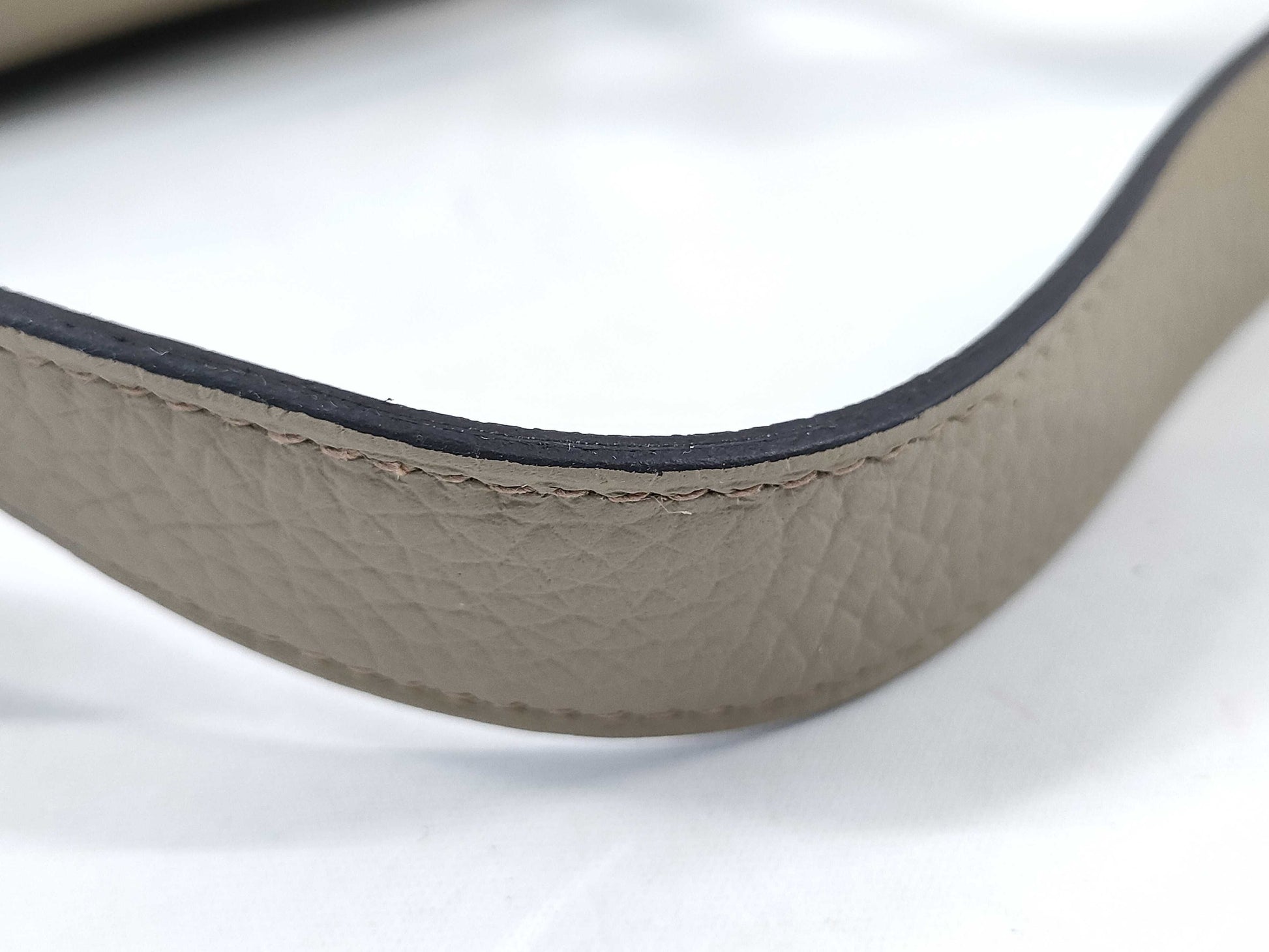 HERMES Lindy Mini Shoulder Bag in Taurillon Clemence Leather, Beige Marfa Leather, Gold Hardware, GP W Stamp