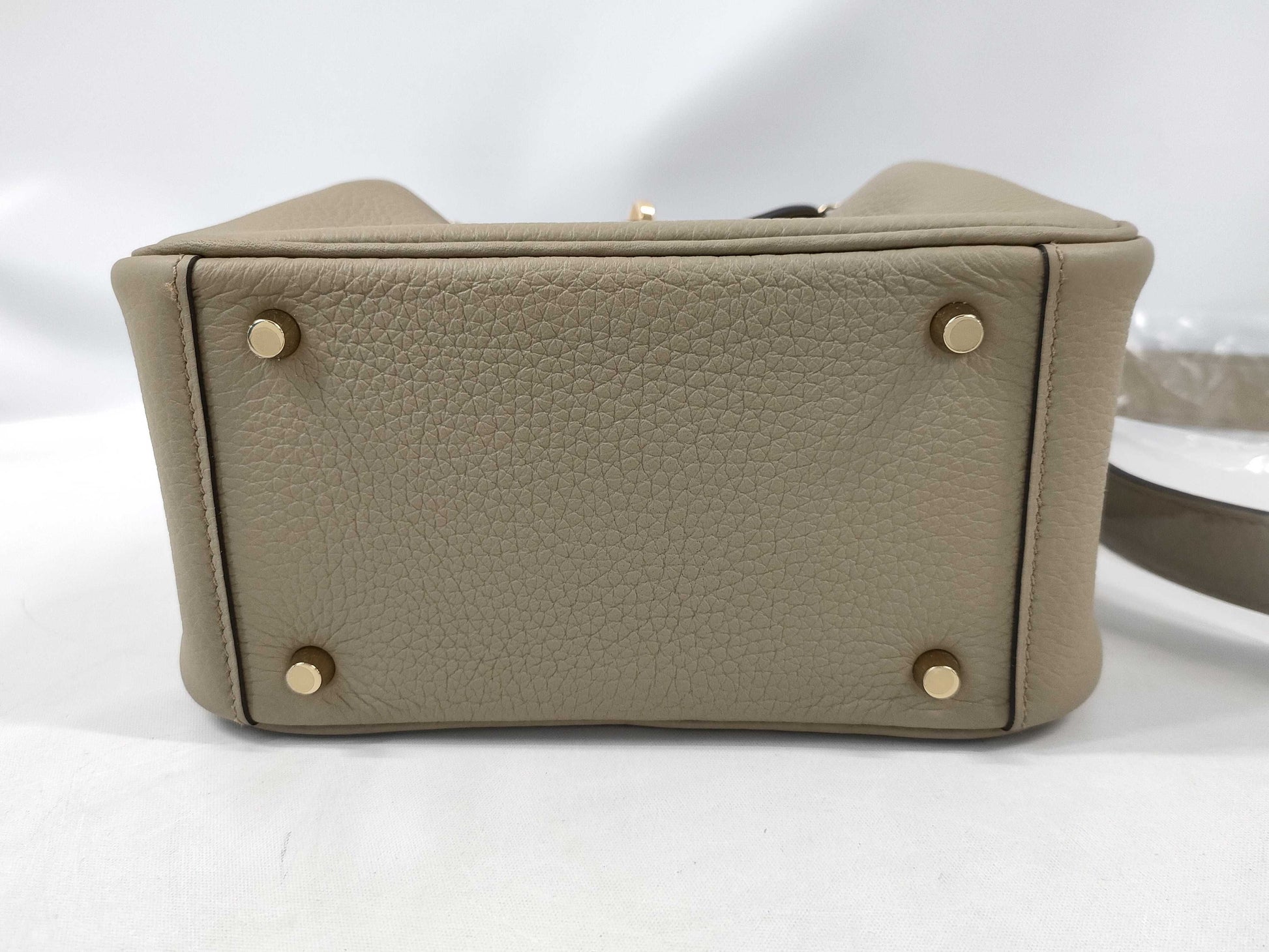 HERMES Lindy Mini Shoulder Bag in Taurillon Clemence Leather, Beige Marfa Leather, Gold Hardware, GP W Stamp