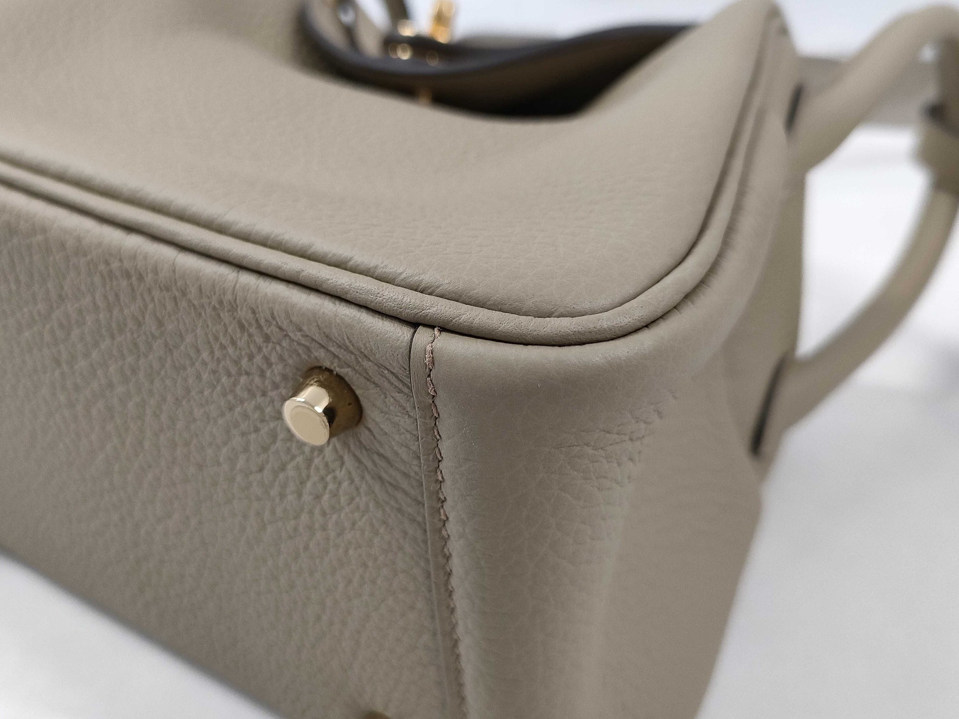 HERMES Lindy Mini Shoulder Bag in Taurillon Clemence Leather, Beige Marfa Leather, Gold Hardware, GP W Stamp