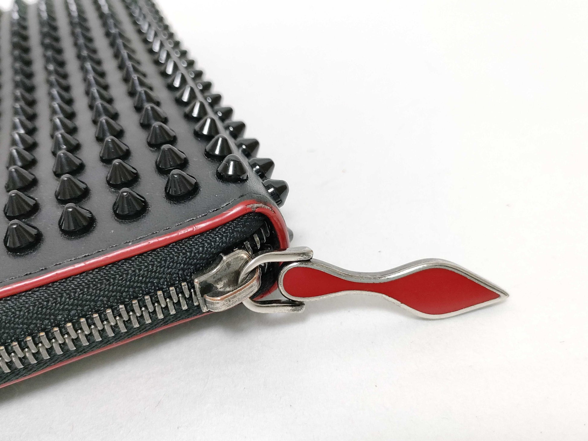 Christian Louboutin Long Wallet/Round Zipper/Panettone/Black Wallet