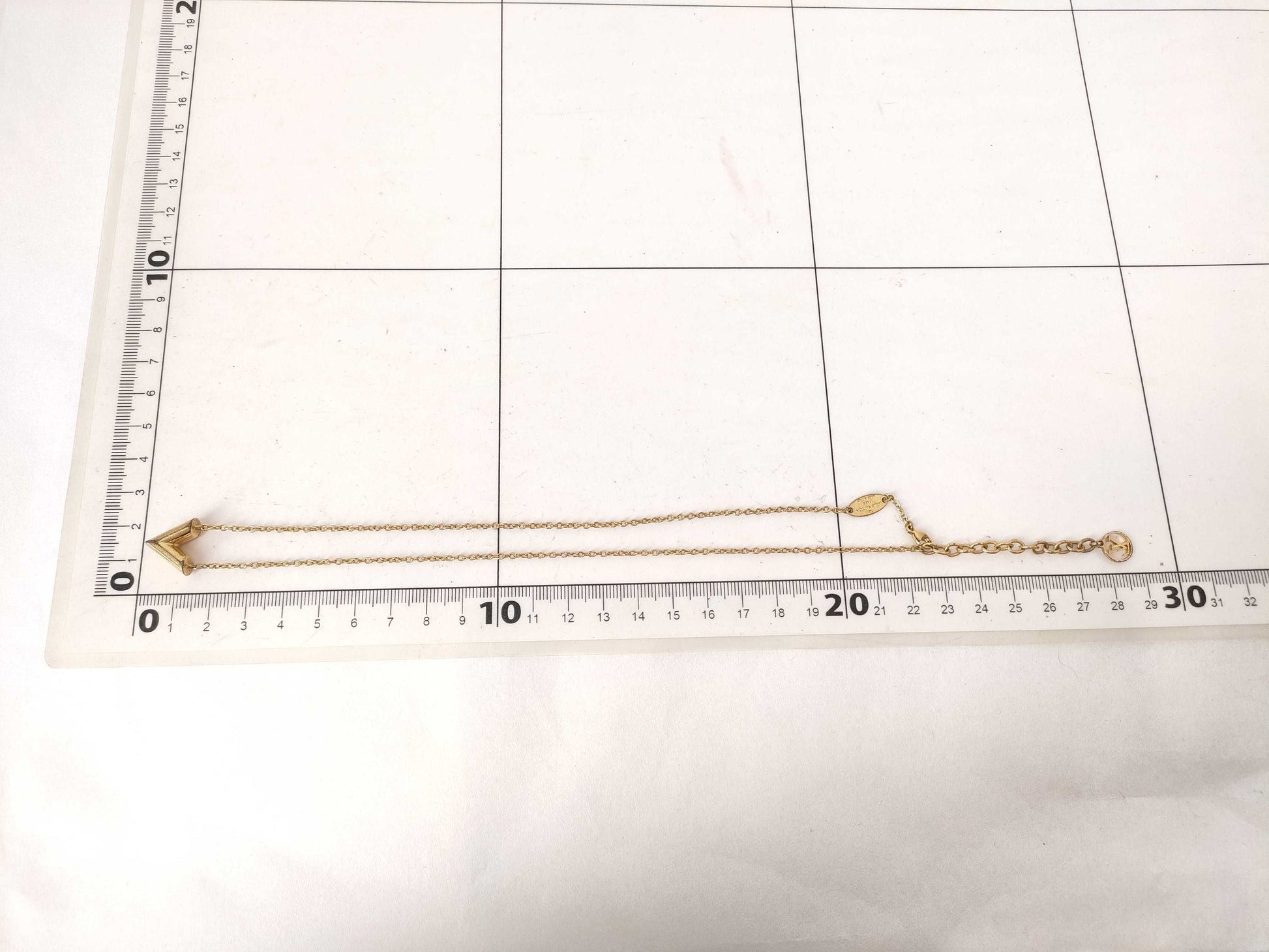 LOUIS VUITTON Essential V Necklace Necklace