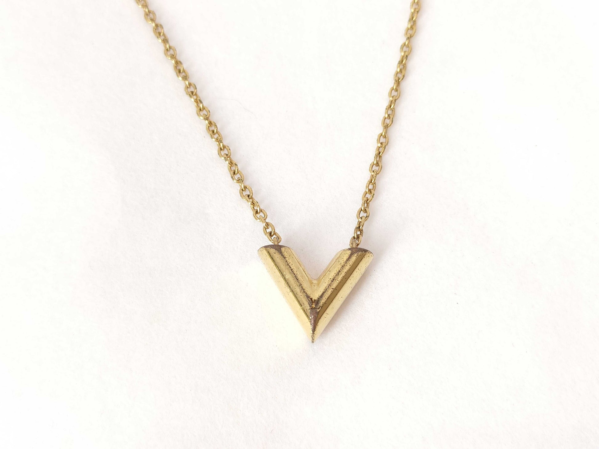 LOUIS VUITTON Essential V Necklace Necklace