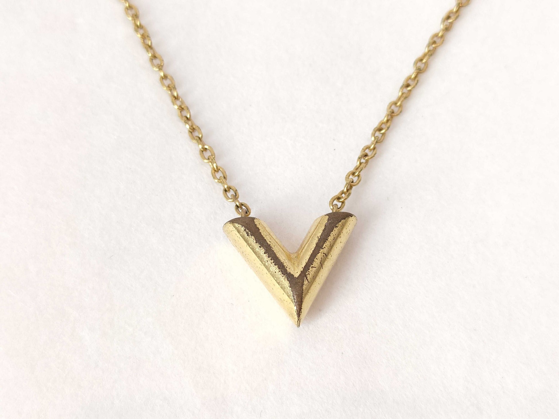 LOUIS VUITTON Essential V Necklace Necklace