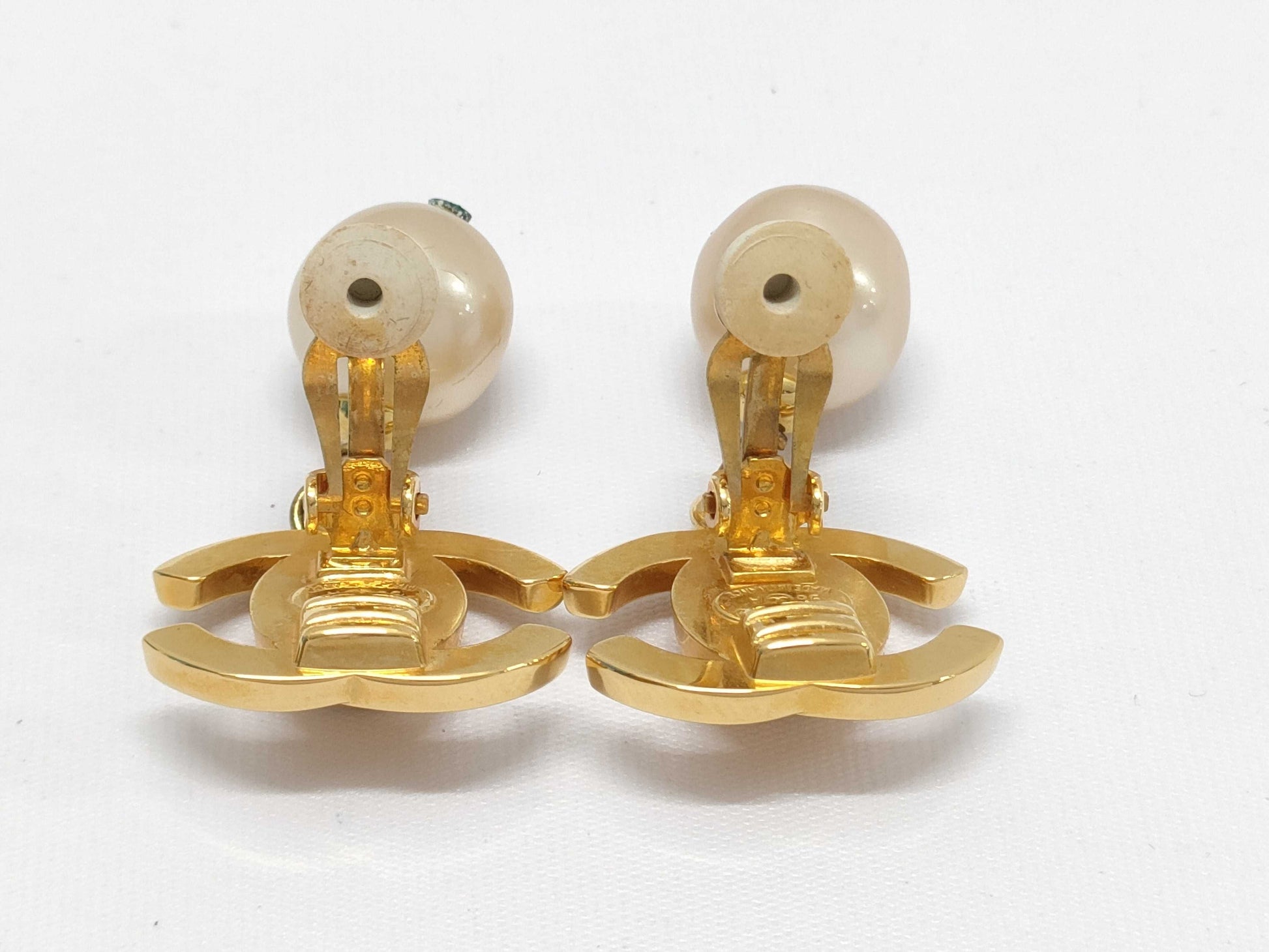 CHANEL Turnlock Pearl and Gold Earrings 96A Earrings