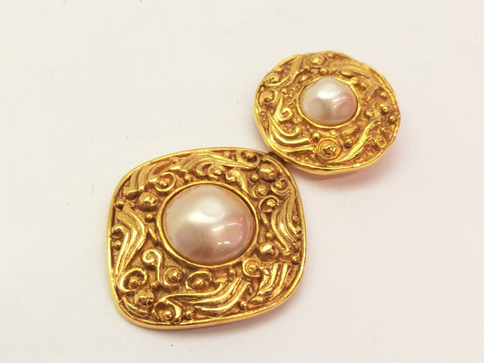 CHANEL Pearl Swing Brooch