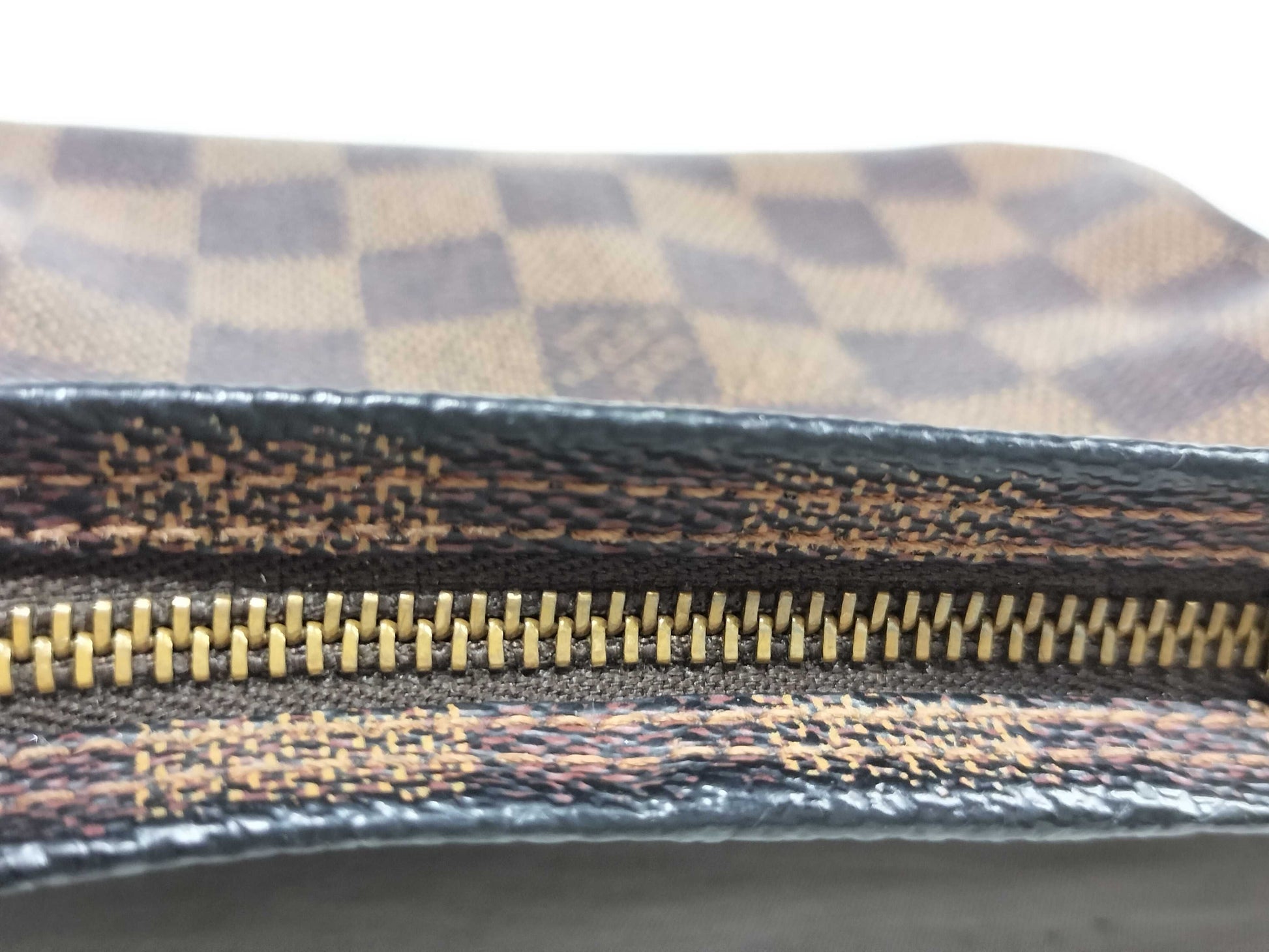 LOUIS VUITTON N5198 Damier LV Shoulder Bag