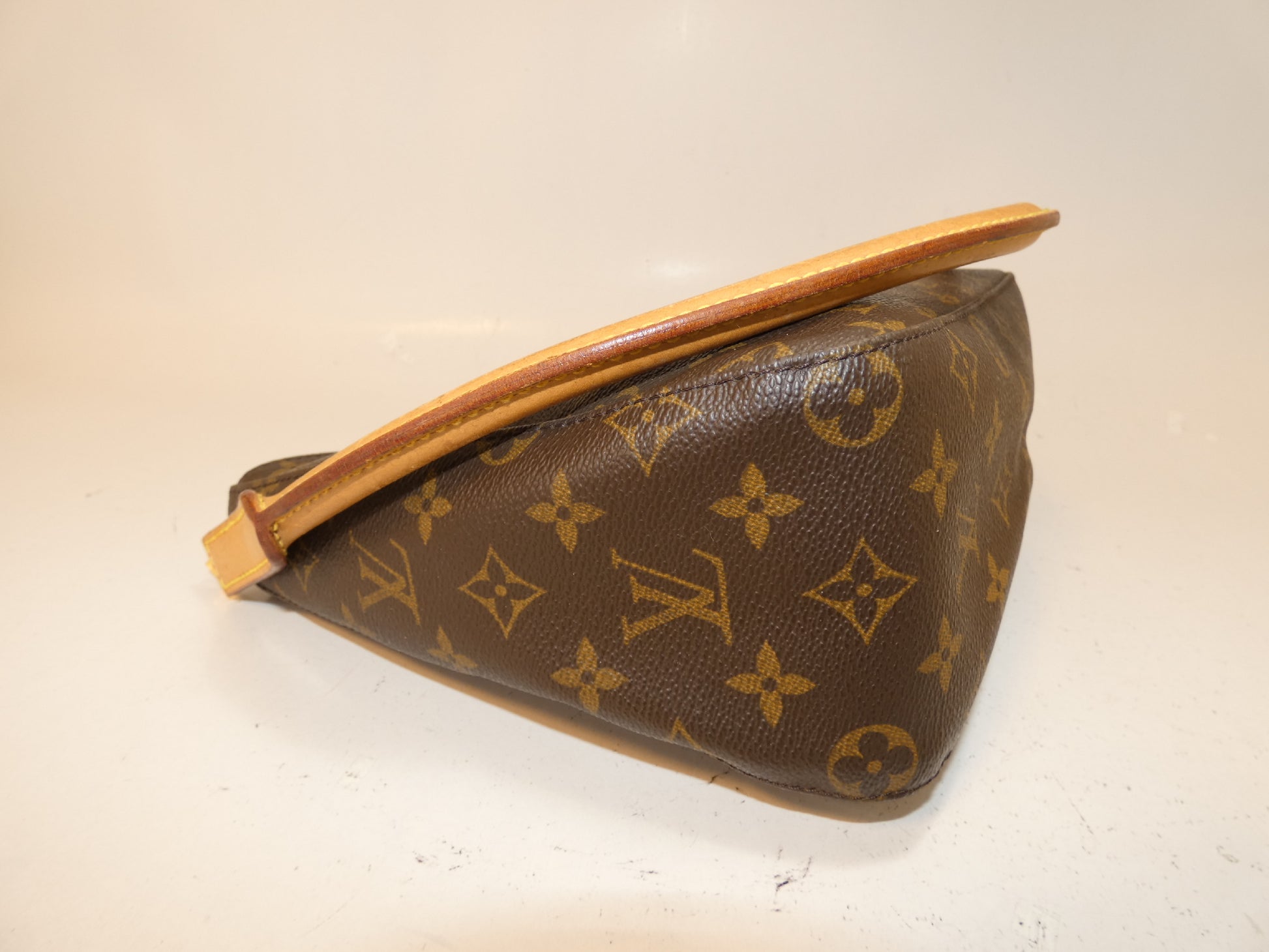 LOUIS VUITTON Looping MM Monogram Hand One-Shoulder Shoulder Bag