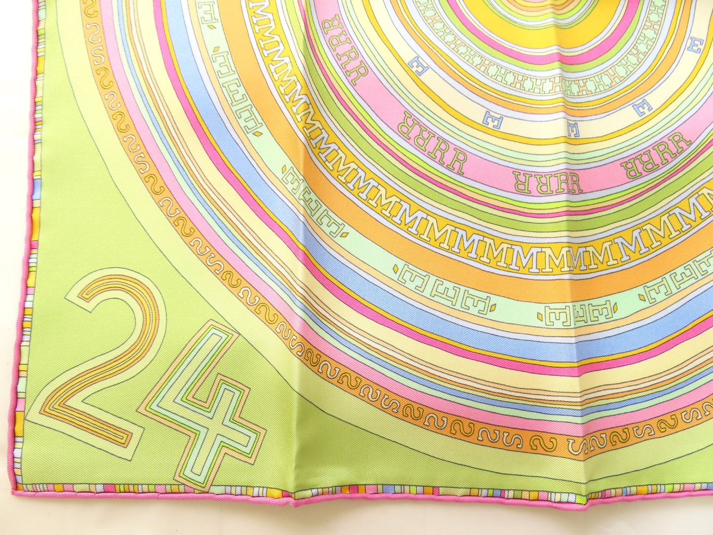 HERMES Carré 40 FRANCE PARIS FBG 24 Scarf 100% Silk Multicolor Scarf