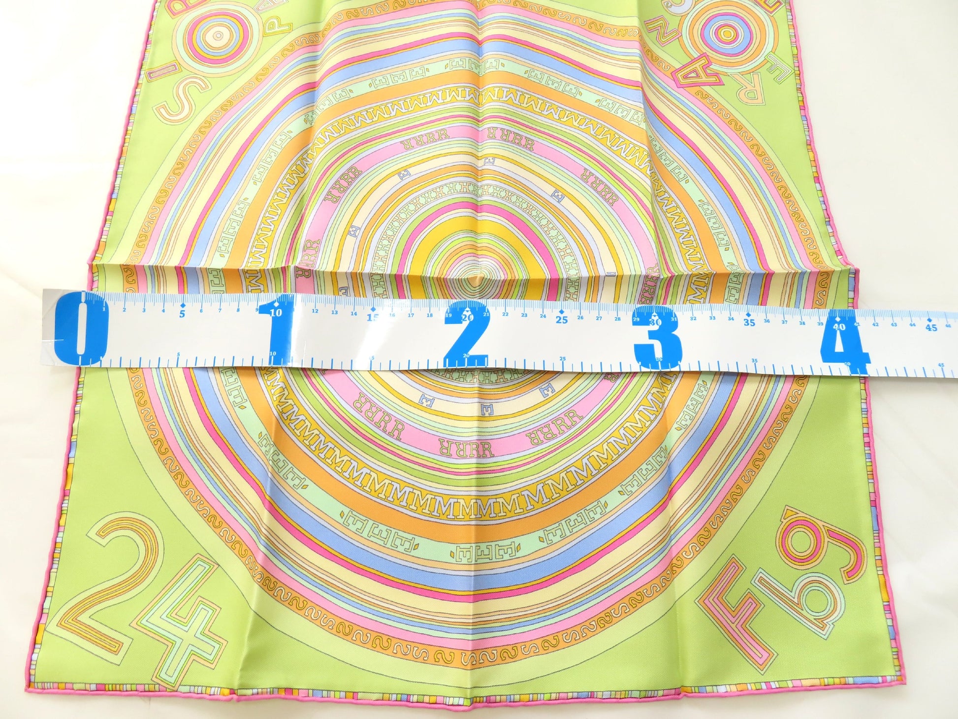 HERMES Carré 40 FRANCE PARIS FBG 24 Scarf 100% Silk Multicolor Scarf