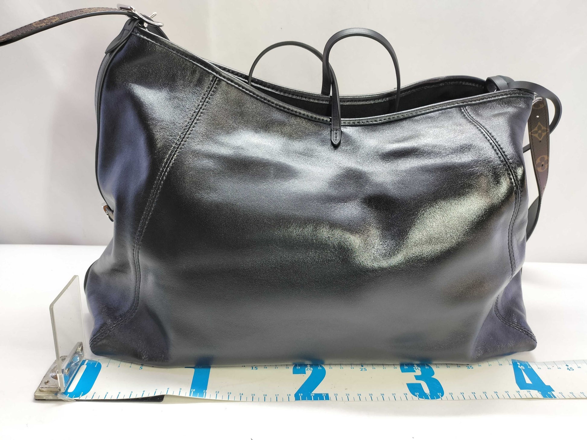 LOUIS VUITTON Carryall Vibe MM M25143 RFID Shoulder Bag