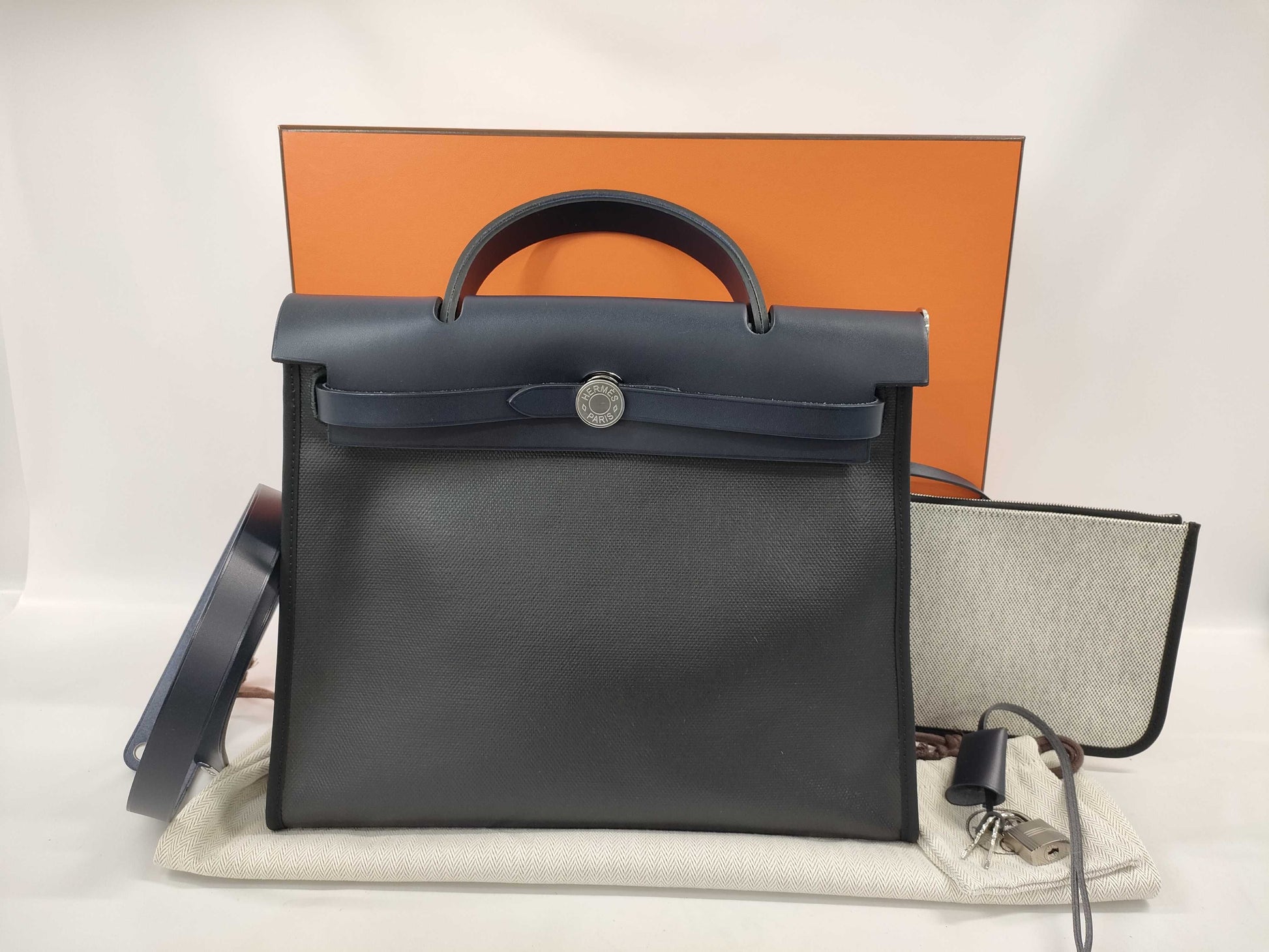 HERMES Airbag Zip 31PM Toile H Berline Vache Hunter Black Bleu Nuit Stainless Steel K Stamp Handbag