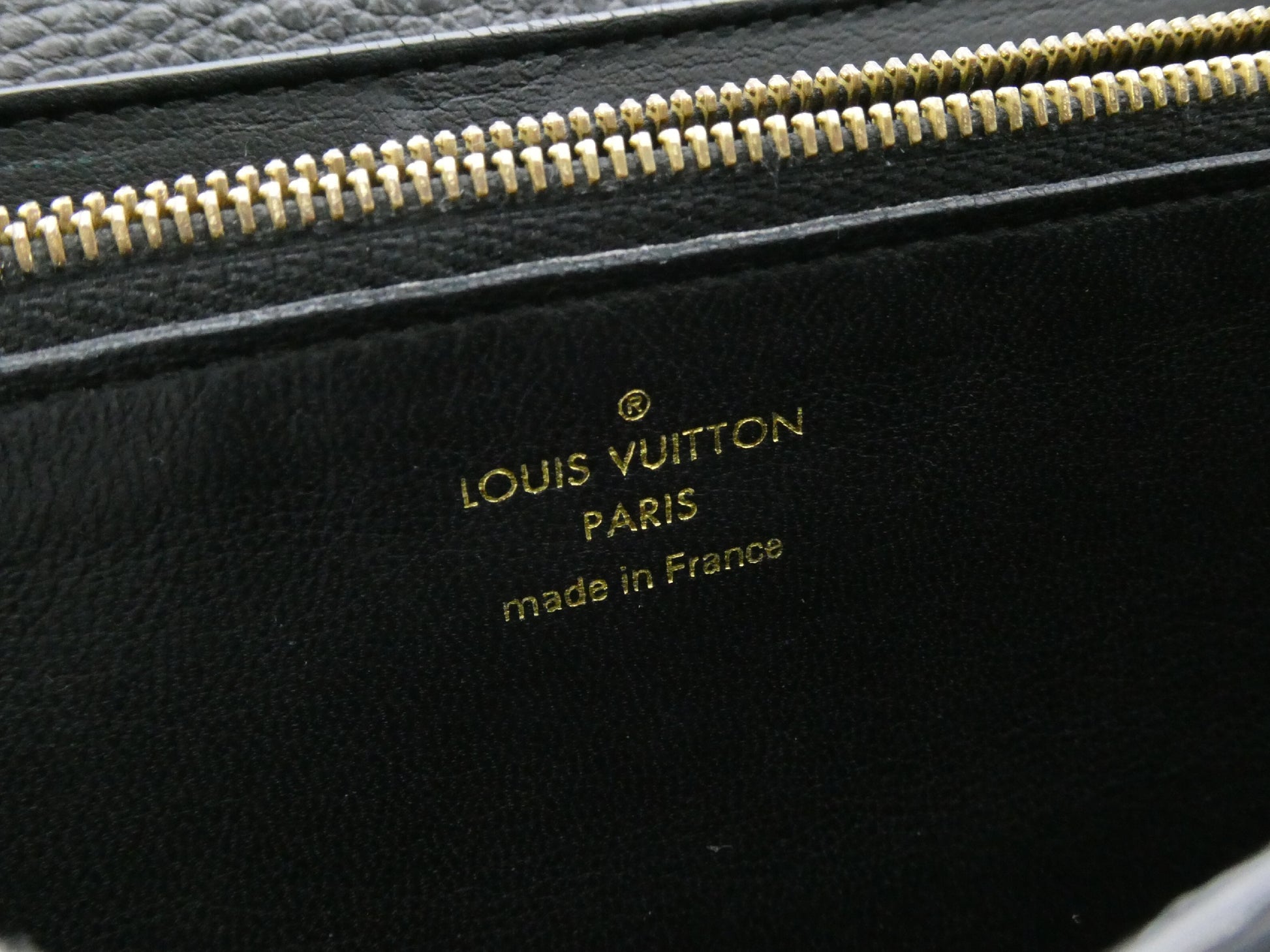LOUIS VUITTON Portefeuille Capucines Studded Wallet