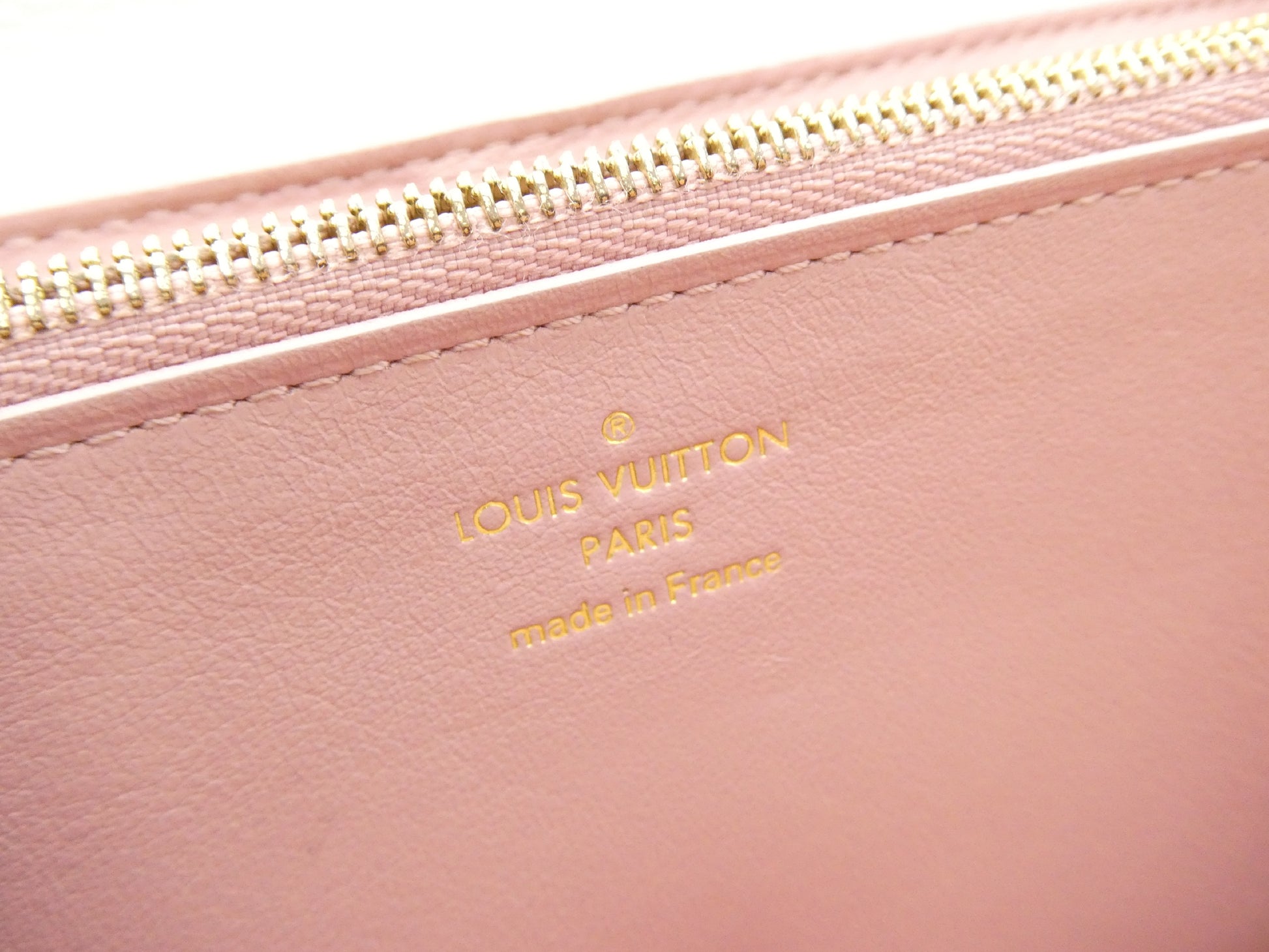 LOUIS VUITTON Portefeuille Capucines Wallet