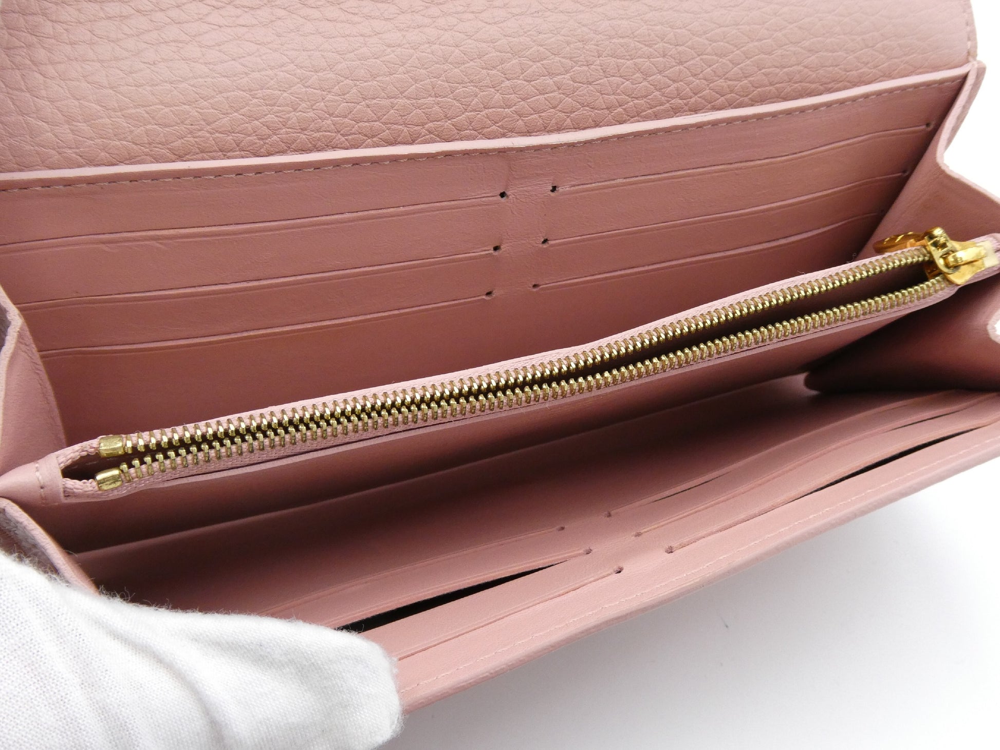 LOUIS VUITTON Portefeuille Capucines Wallet