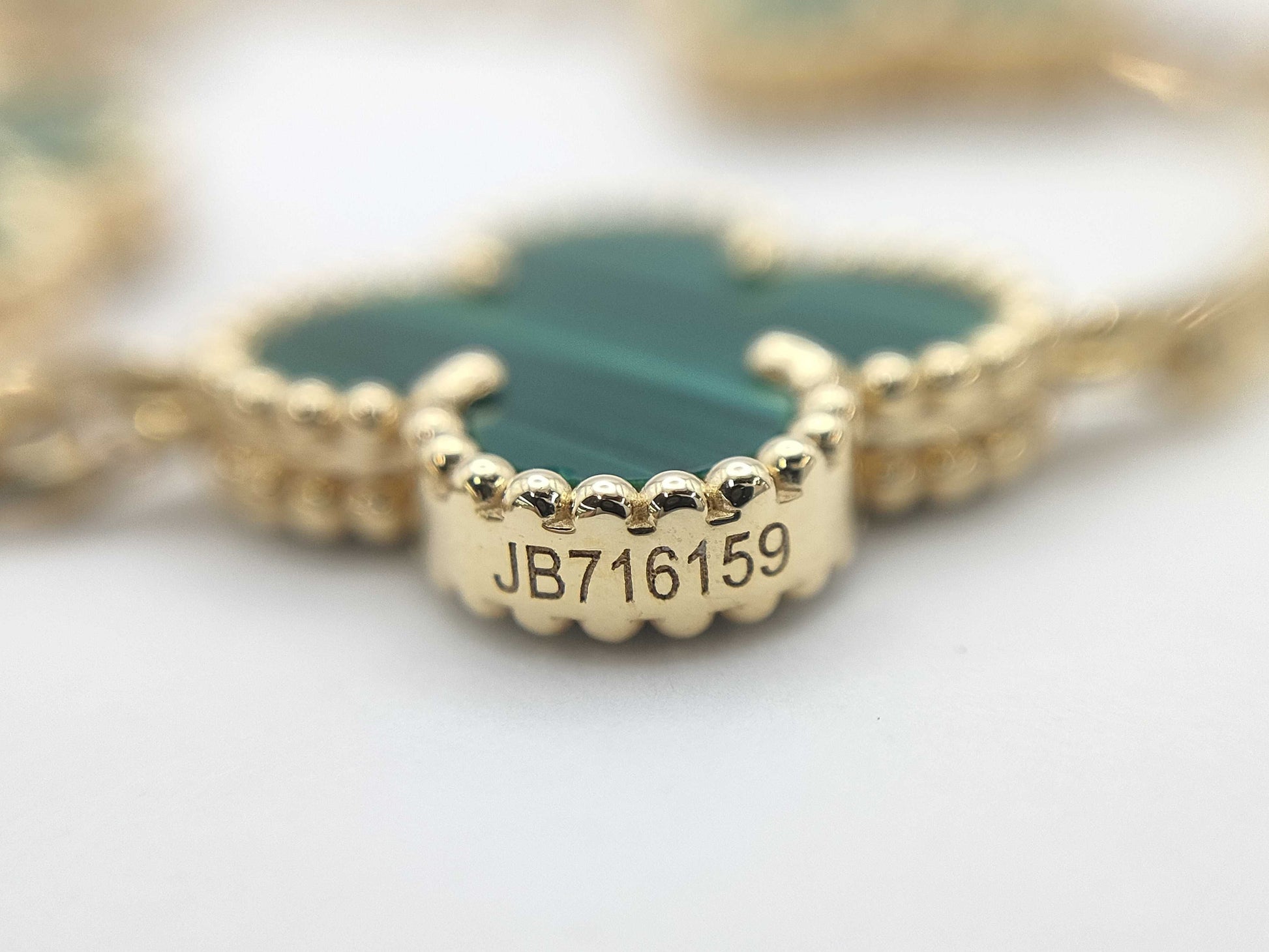 Van Cleef & Arpels Vintage Alhambra Malachite Bracelet/Bangle in Yellow Gold and Au750, 12.6g 