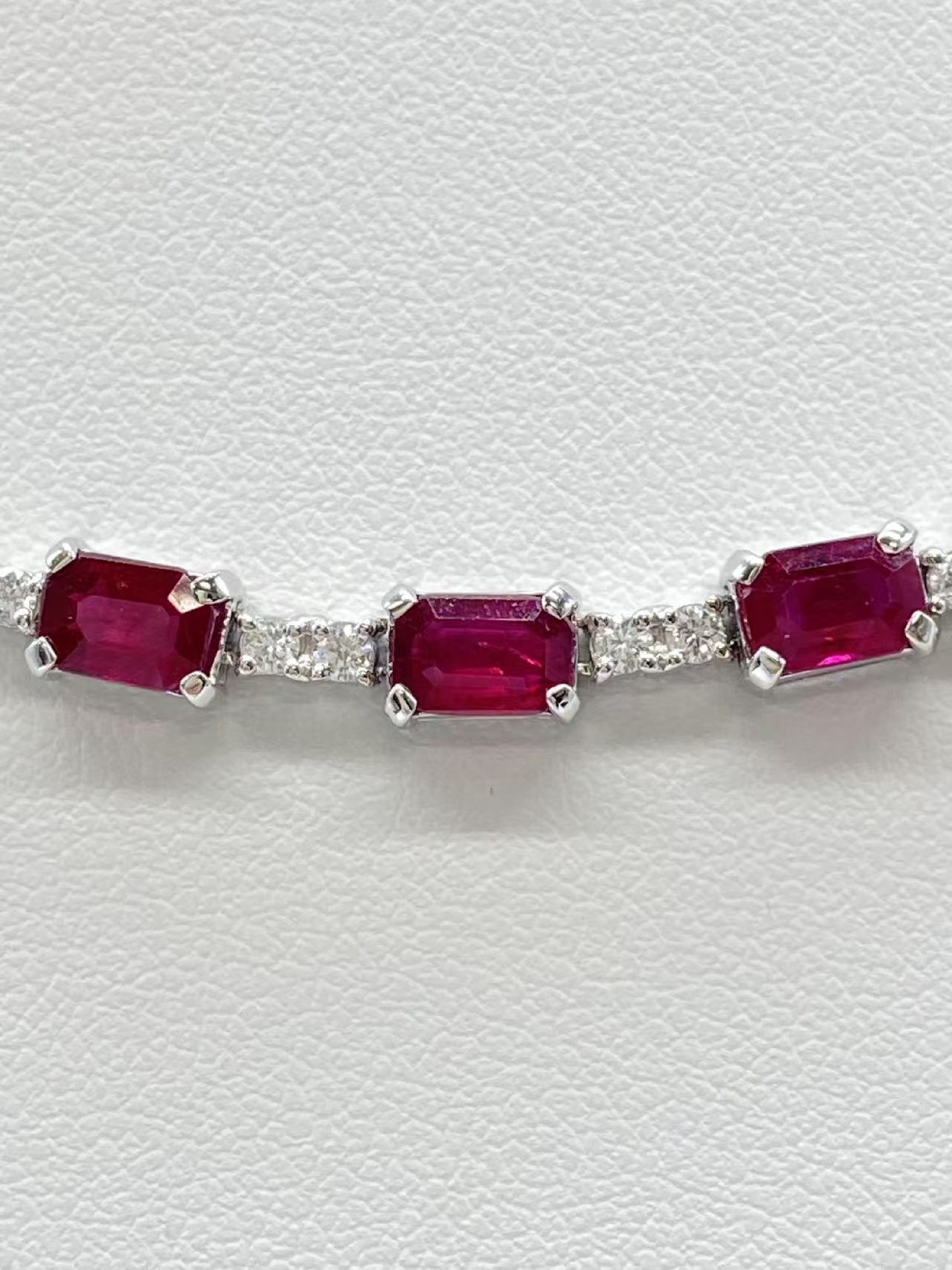 R9.79ct D7.8ct 750 29.2g Necklace 