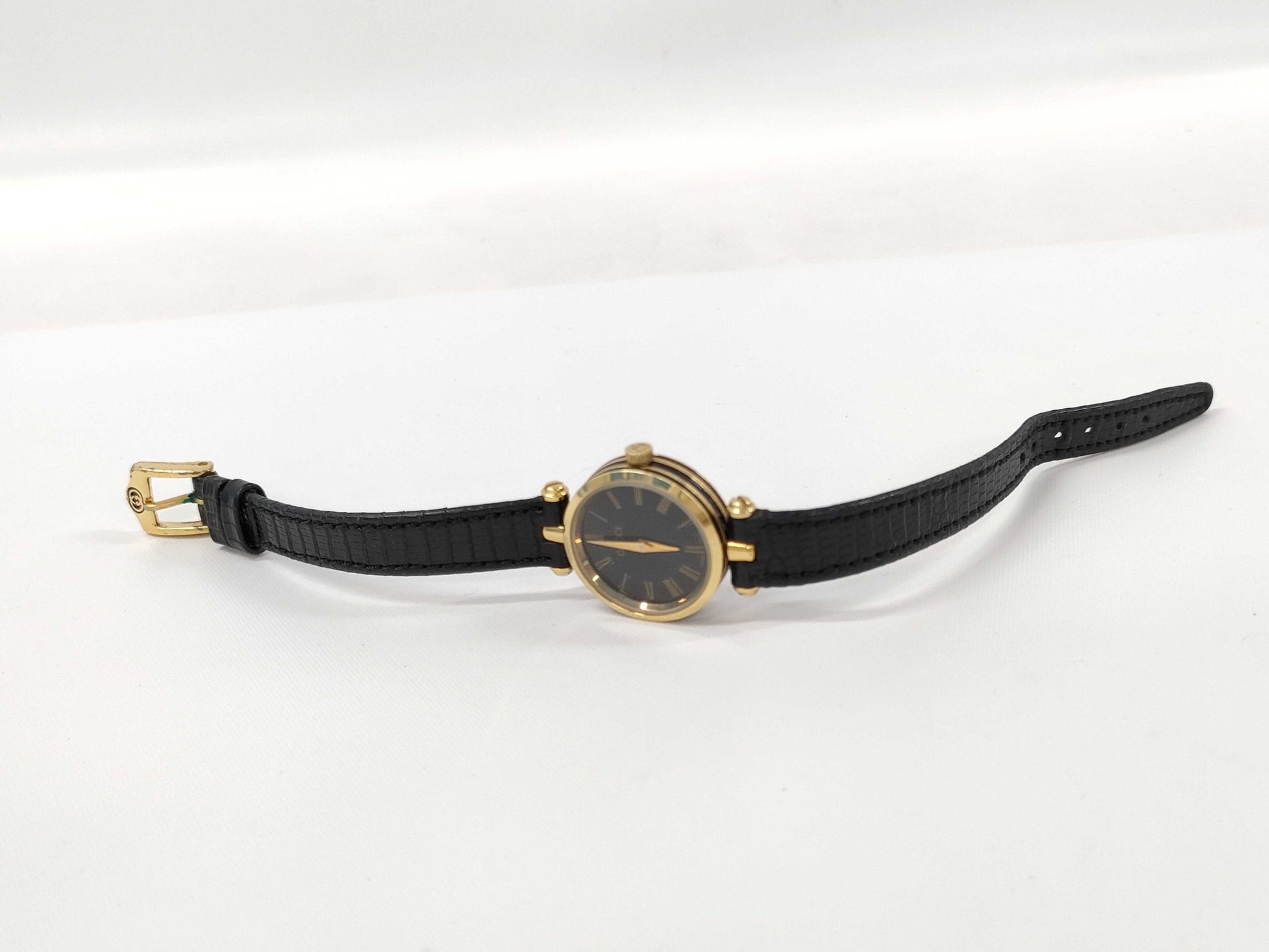 GUCCI Shelly Quartz Black Dial Women's Watch Not Working/No Operational Guarantee
