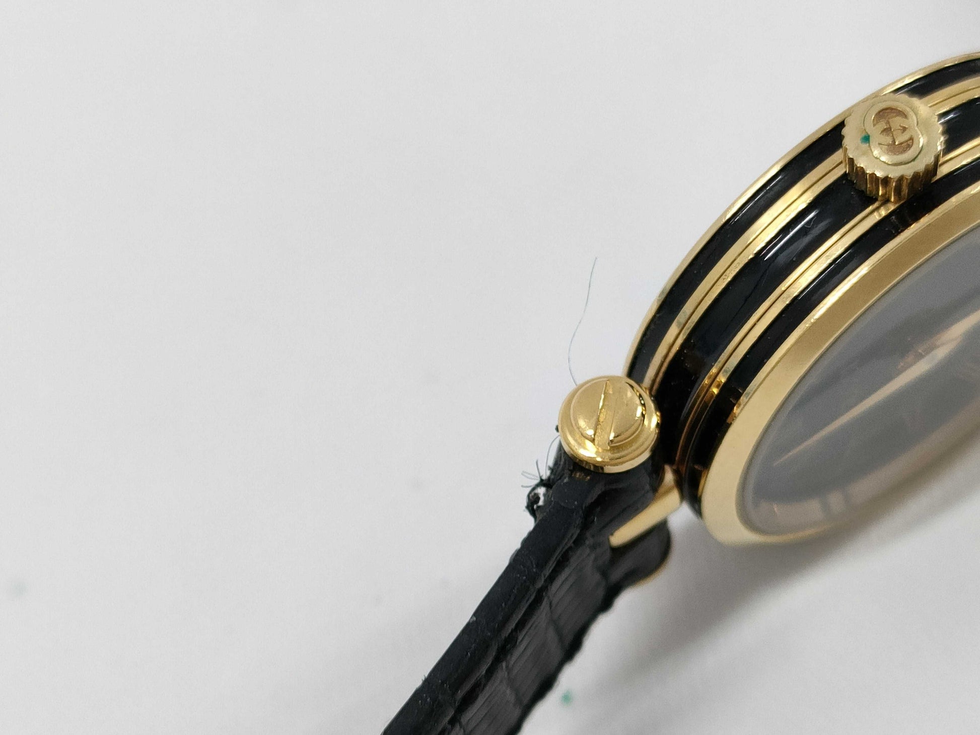GUCCI Shelly Quartz Black Dial Women's Watch Not Working/No Operational Guarantee
