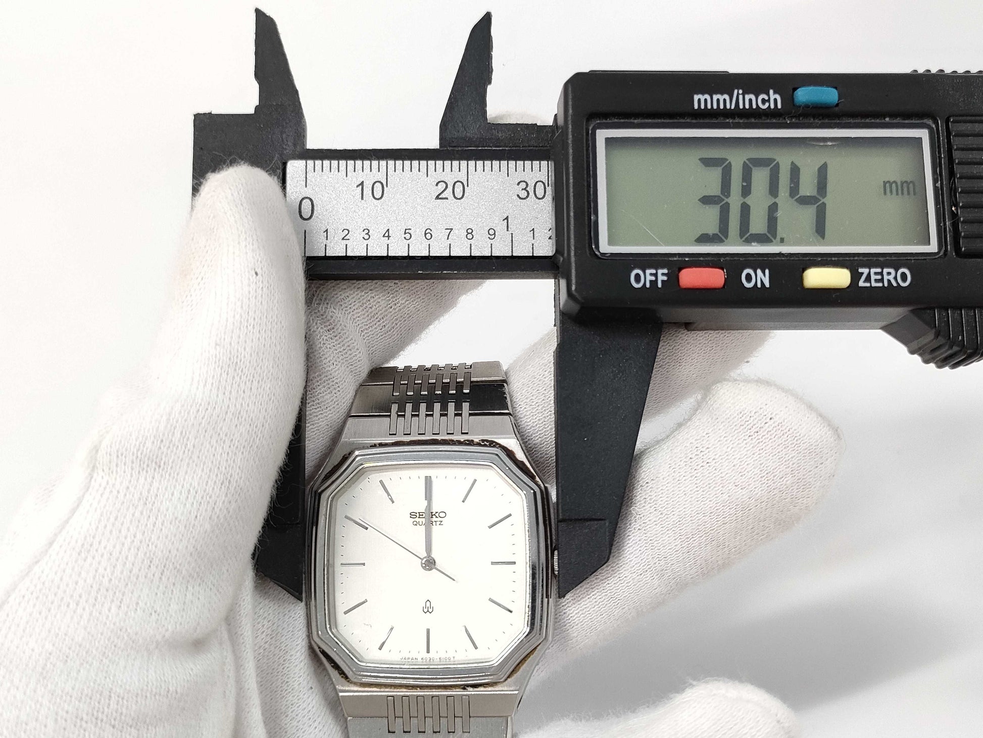SEIKO 6030-5080 040007 QZ Men's Watch, Not Working, No Operational Guarantee