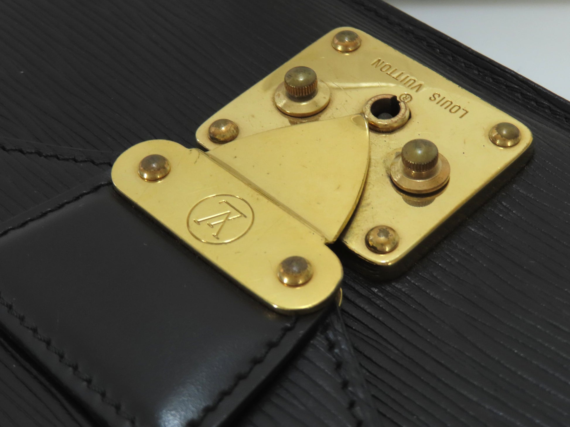 LOUIS VUITTON Epi Leather LV Epi Pochette Serie Dragonne M52612 MI884 Bag