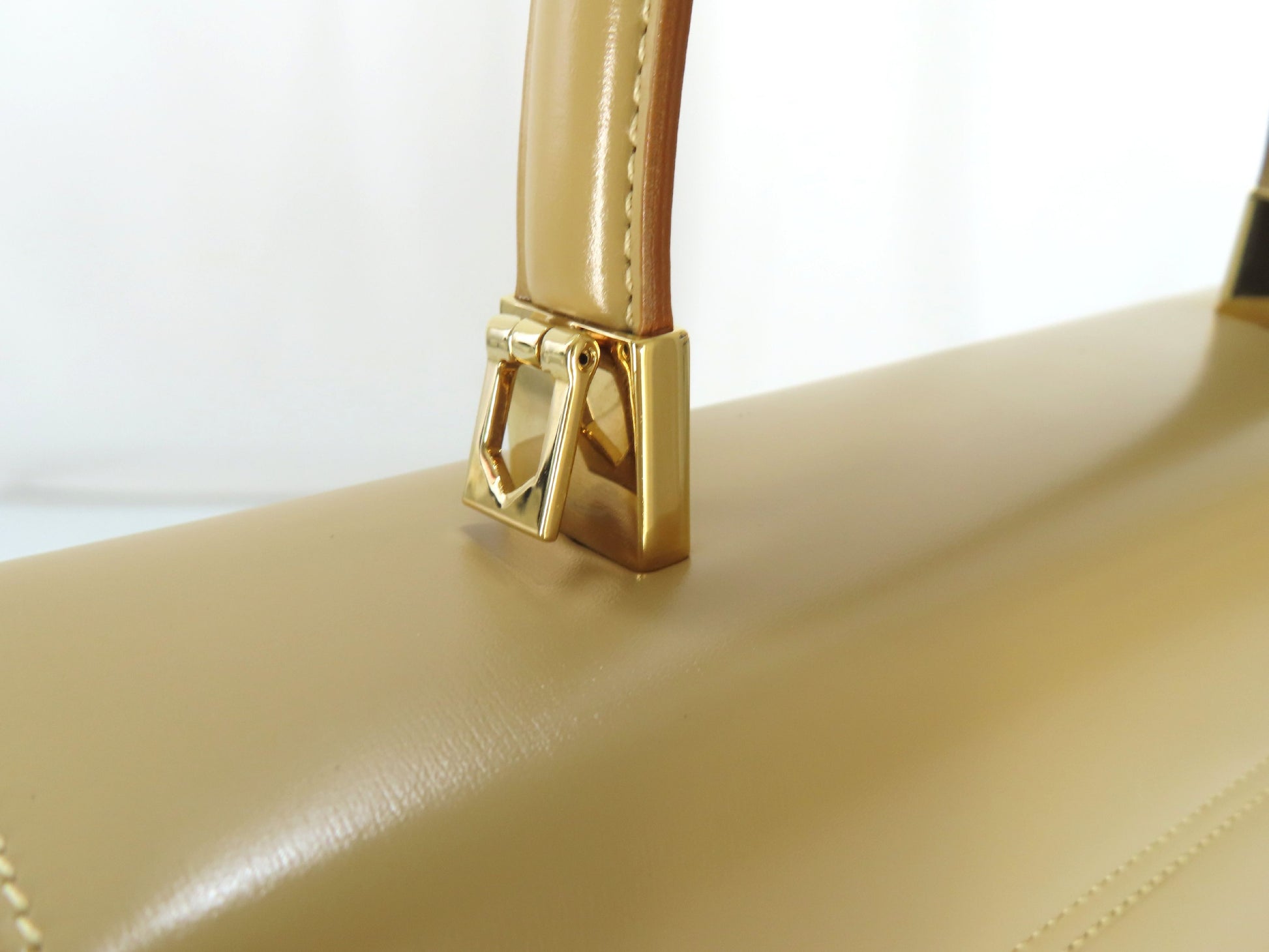 Salvatore Ferragamo Gancini Leather 2-Way Handbag AF-21 0290 Beige