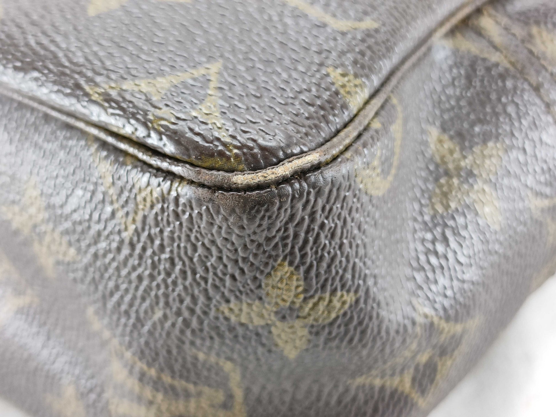 LOUIS VUITTON M47522 Monogram LV Monogram True Towel 28 M47522 842 Pouch