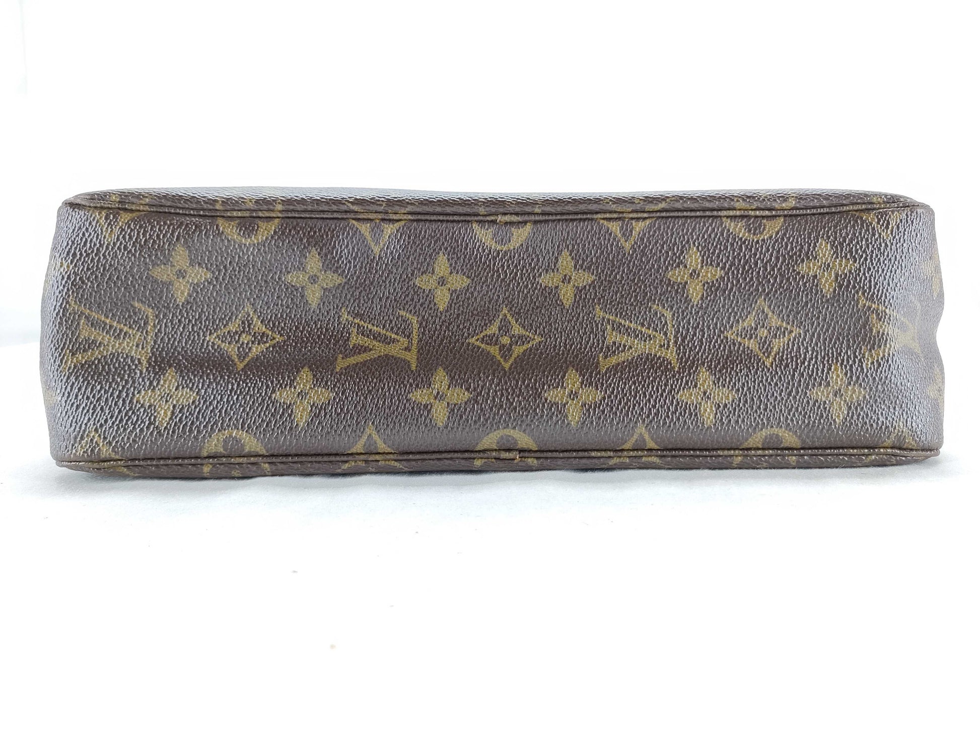 LOUIS VUITTON M47522 Monogram LV Monogram True Towel 28 M47522 842 Pouch