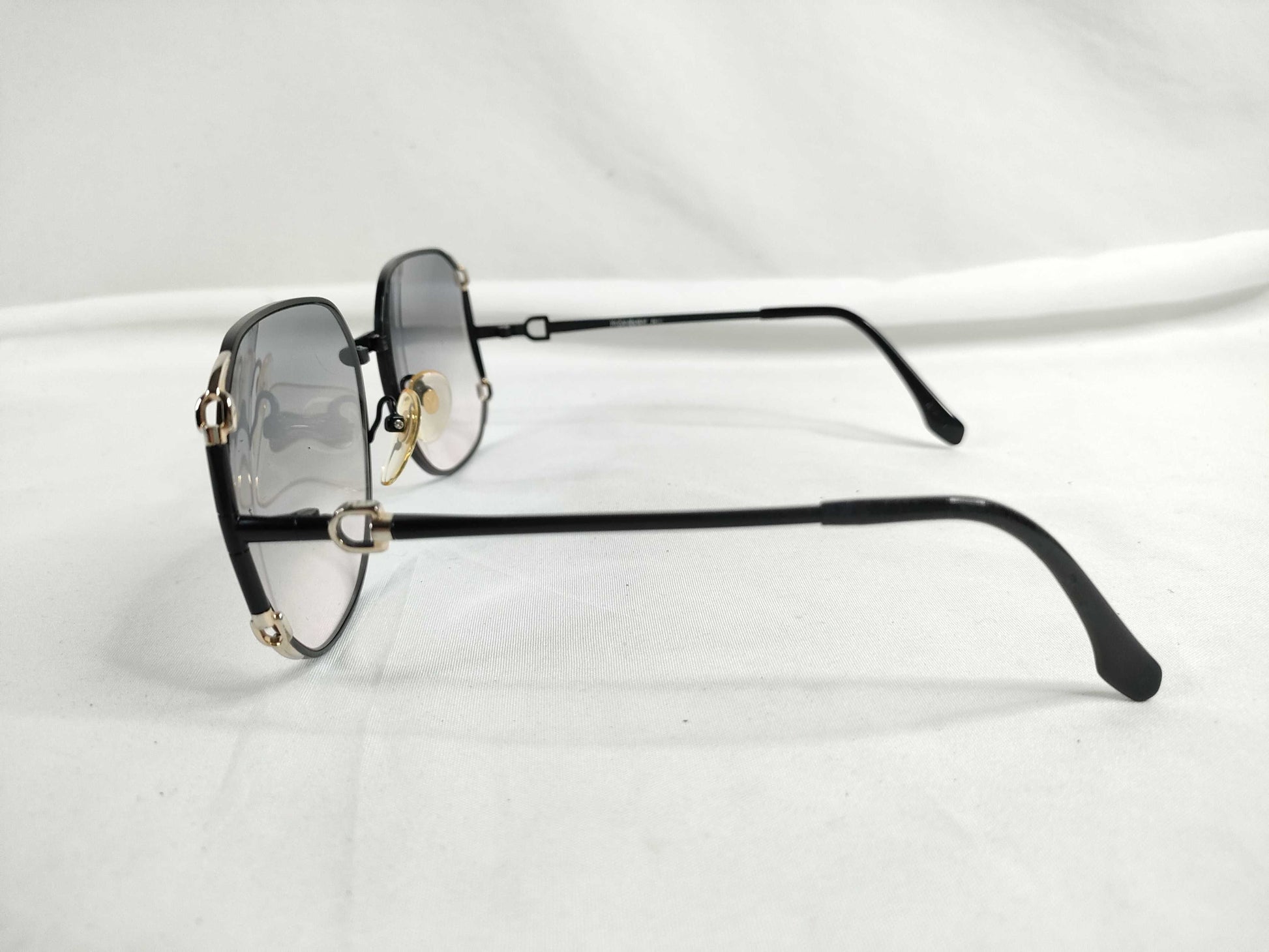  Yves Saint Laurent Metal and Plastic Sunglasses 31-8601 Black Sunglasses/Eyeglasses