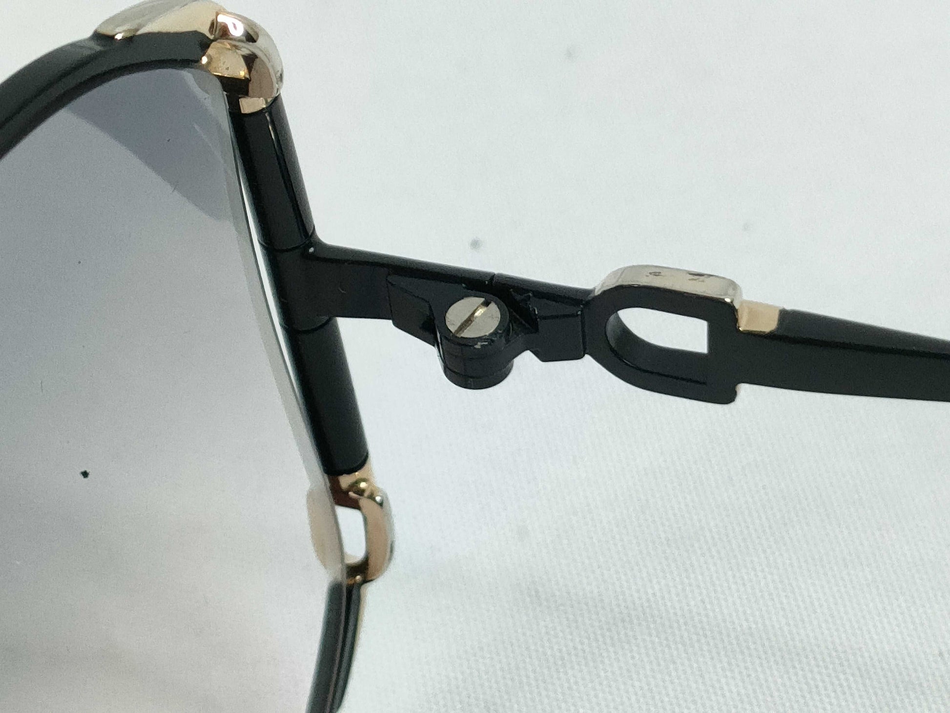  Yves Saint Laurent Metal and Plastic Sunglasses 31-8601 Black Sunglasses/Eyeglasses