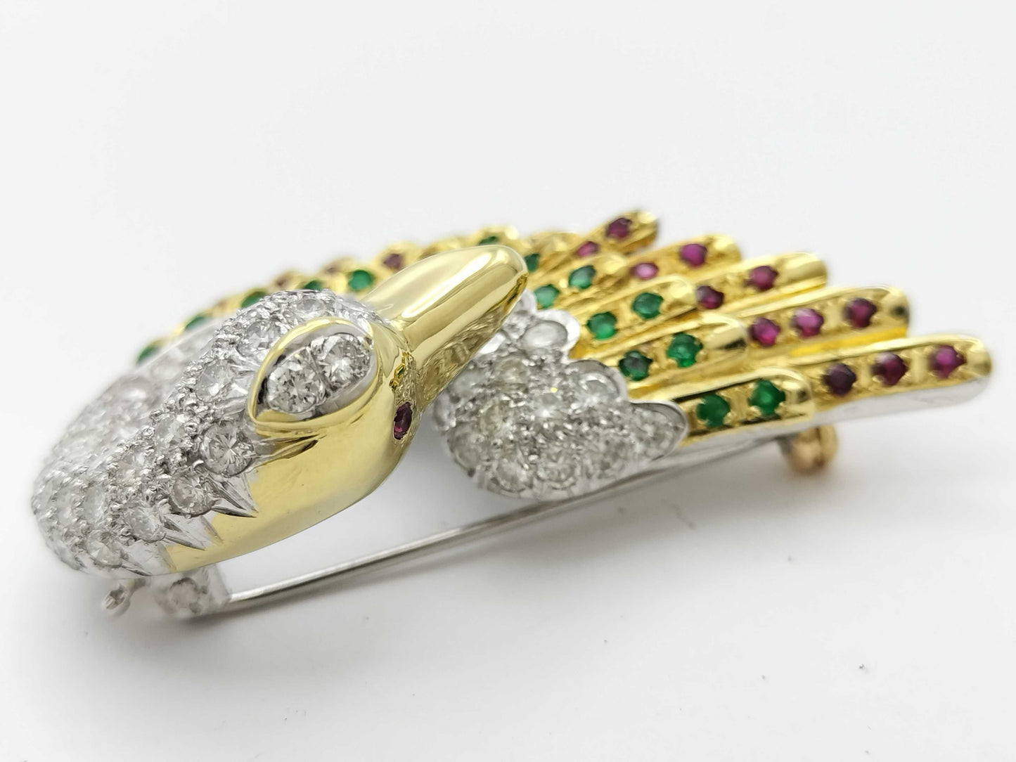 Swan motif brooch with ruby, emerald and diamond in 18K gold, 18.9g 