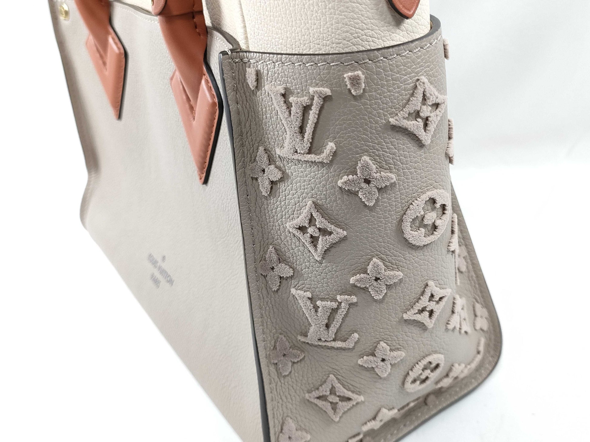 LOUIS VUITTON RFID Verified, Serial Unverifiable. Louis Vuitton On My Side MM Galle 2-Way Handbag/Shoulder Bag M53825.