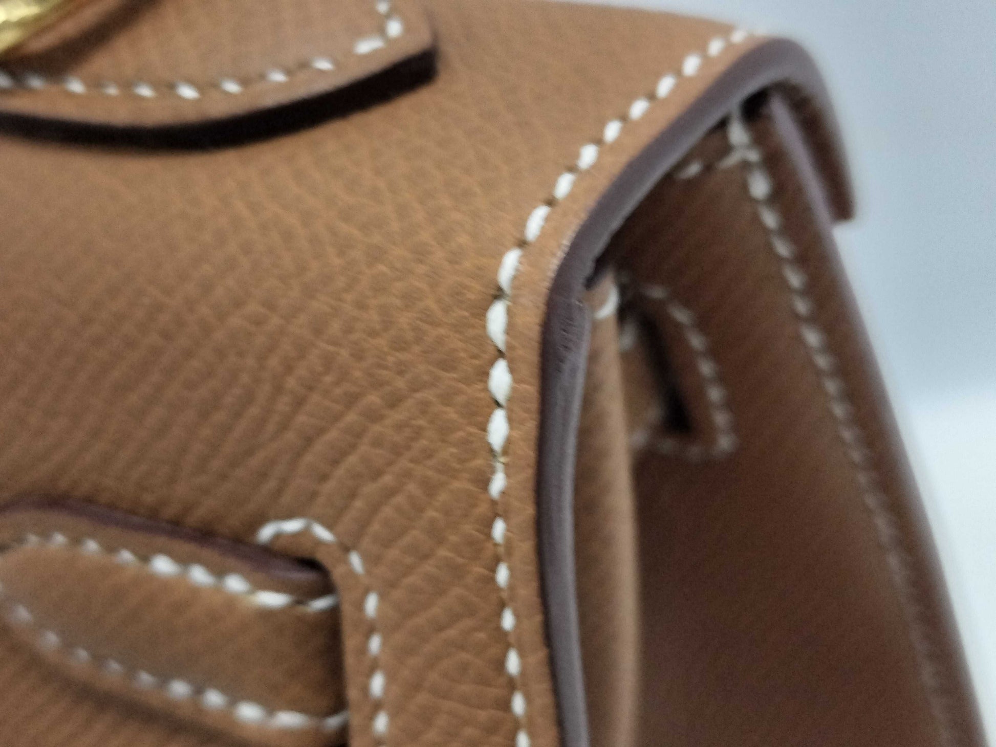 HERMES Kelly 25 Shoulder Bag with Gold Hardware and External Stitching, Brown