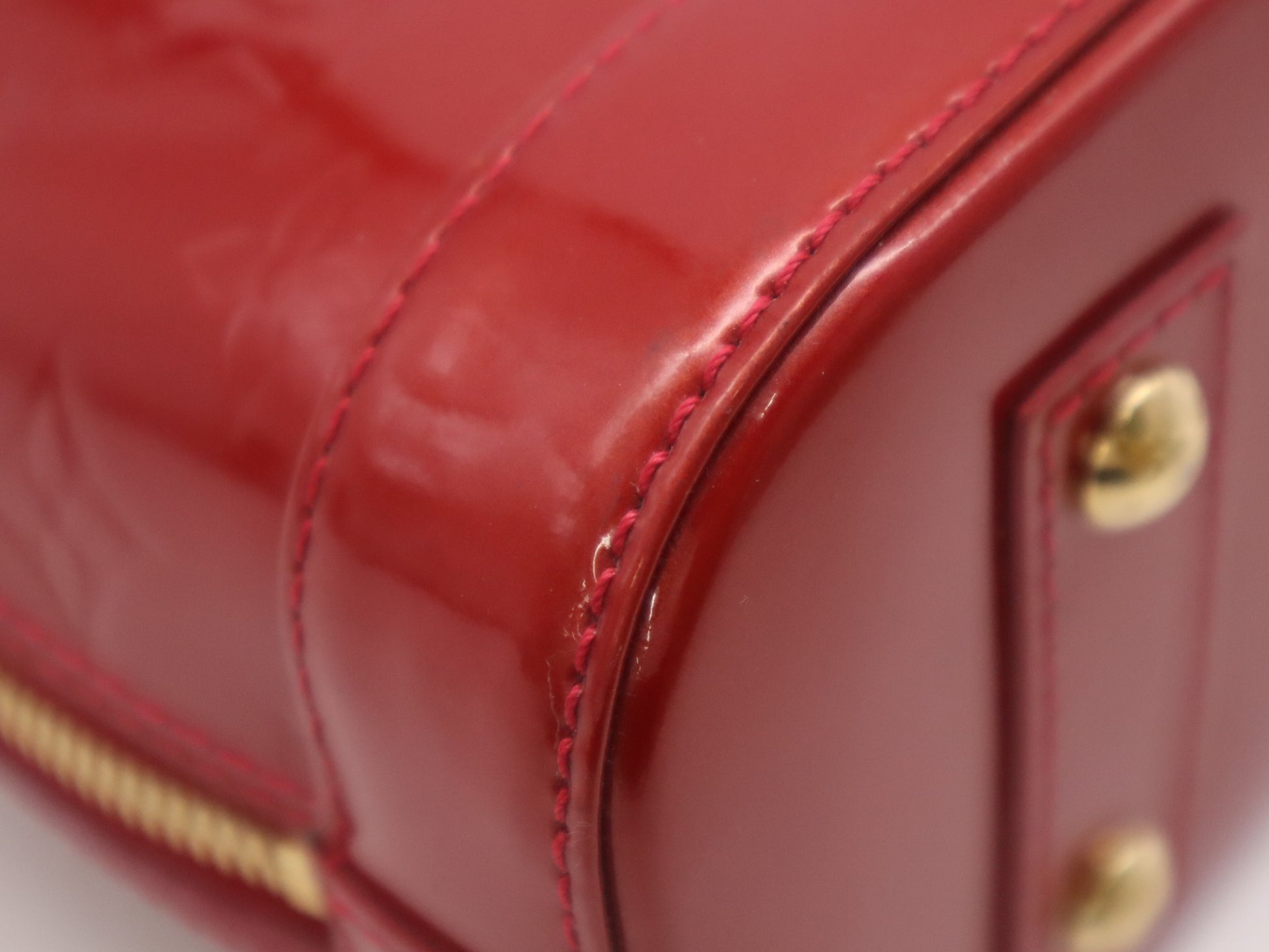 LOUIS VUITTON M91606 Vernis Alma BB Pomme d'Amour Handbag with Clochet, Cadena, and 2 Keys