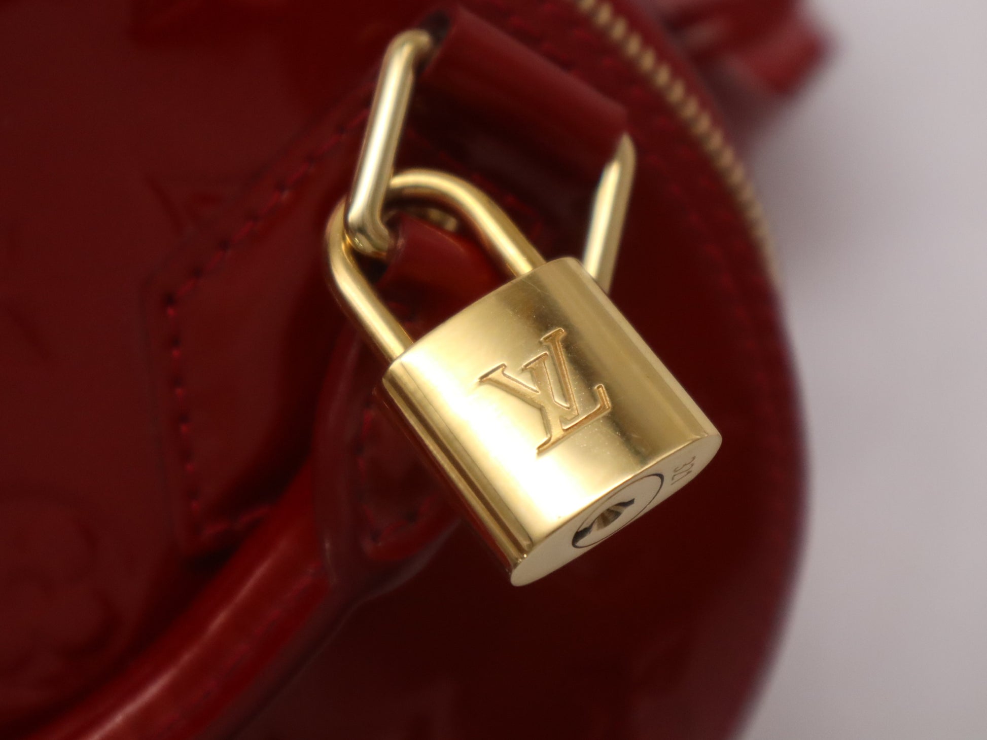 LOUIS VUITTON M91606 Vernis Alma BB Pomme d'Amour Handbag with Clochet, Cadena, and 2 Keys