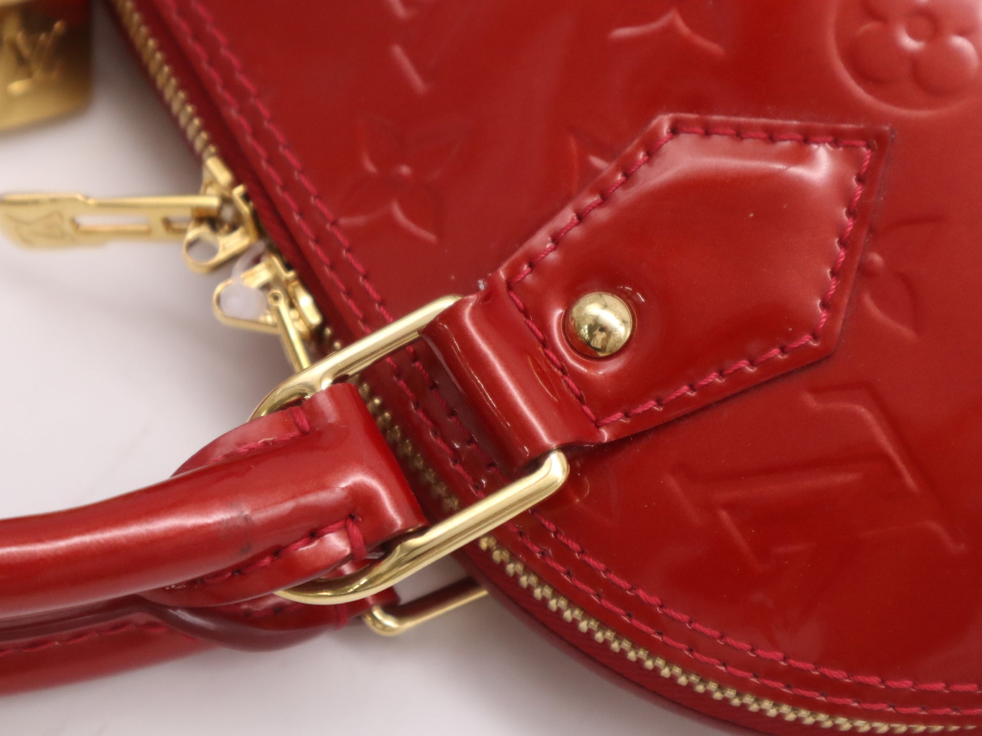 LOUIS VUITTON M91606 Vernis Alma BB Pomme d'Amour Handbag with Clochet, Cadena, and 2 Keys