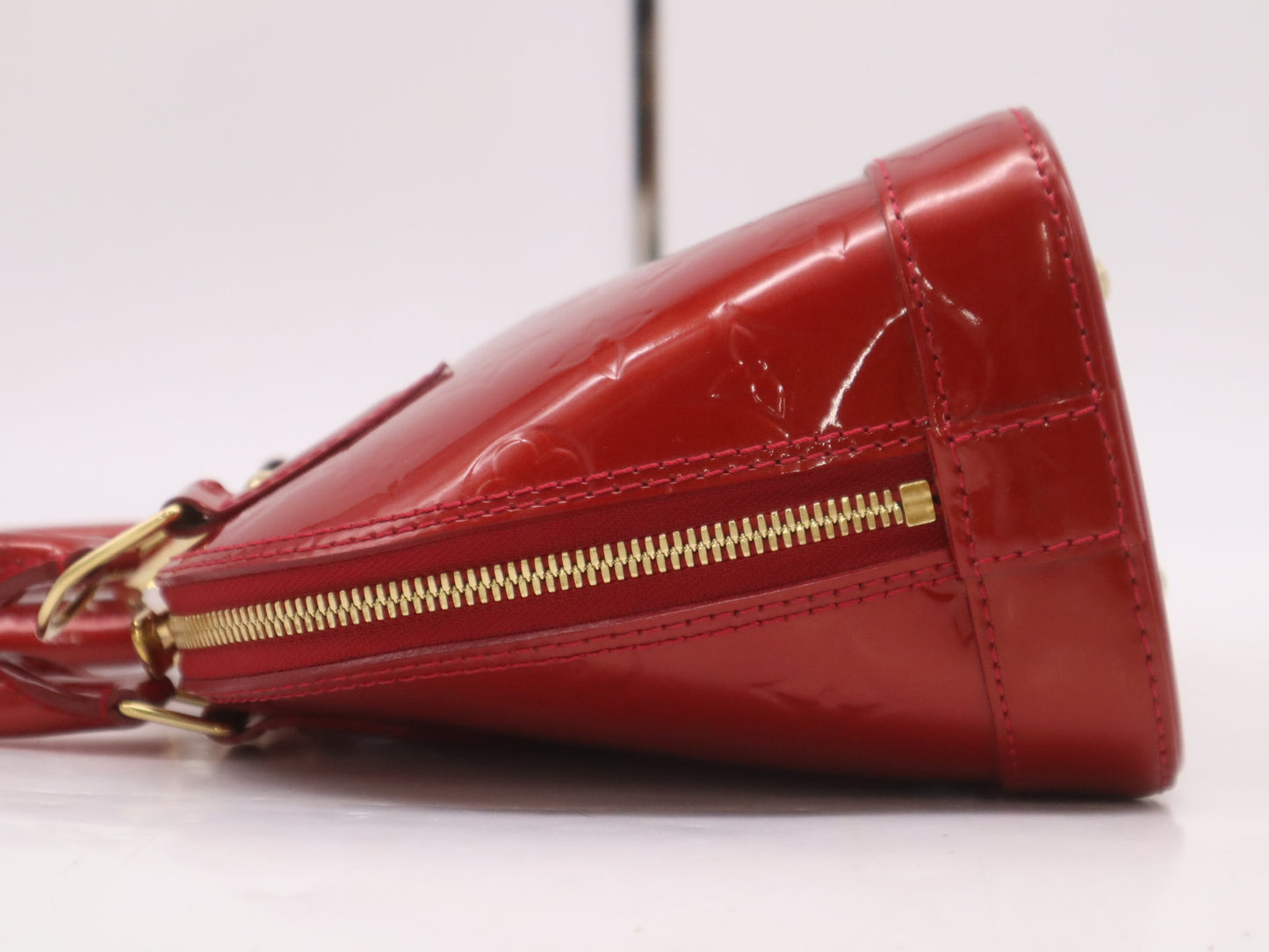 LOUIS VUITTON M91606 Vernis Alma BB Pomme d'Amour Handbag with Clochet, Cadena, and 2 Keys