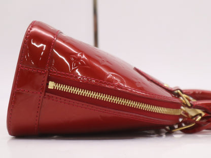 LOUIS VUITTON M91606 Vernis Alma BB Pomme d'Amour Handbag with Clochet, Cadena, and 2 Keys
