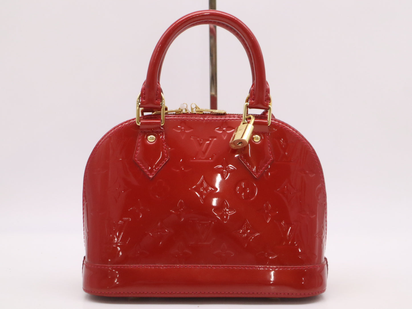LOUIS VUITTON M91606 Vernis Alma BB Pomme d'Amour Handbag with Clochet, Cadena, and 2 Keys