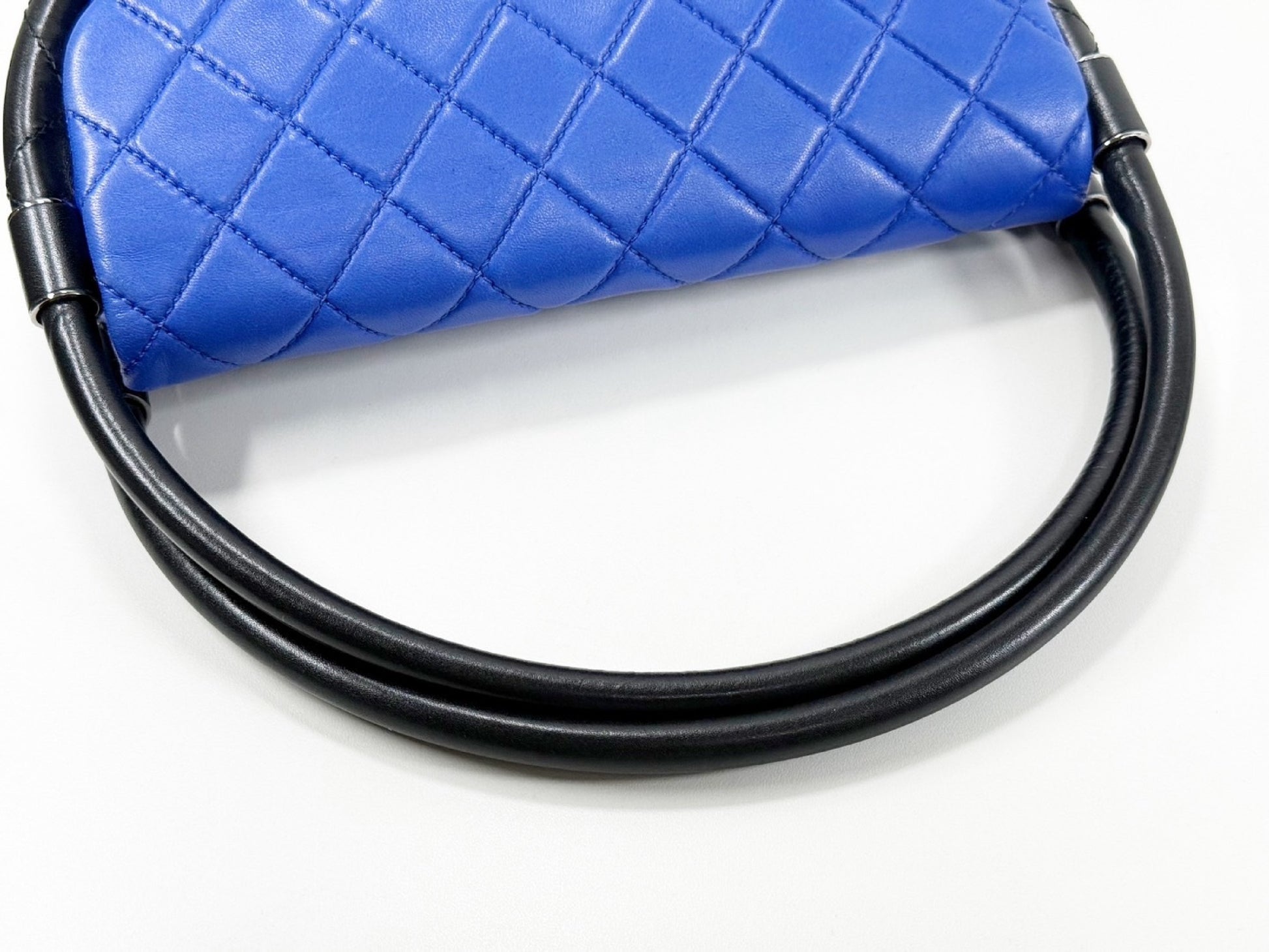 CHANEL Hula Hoop Matelasse Bicolor, W23cm, Approx. 18 Series [Dust bag and sticker included], Black S Hardware, Handbag 18085736