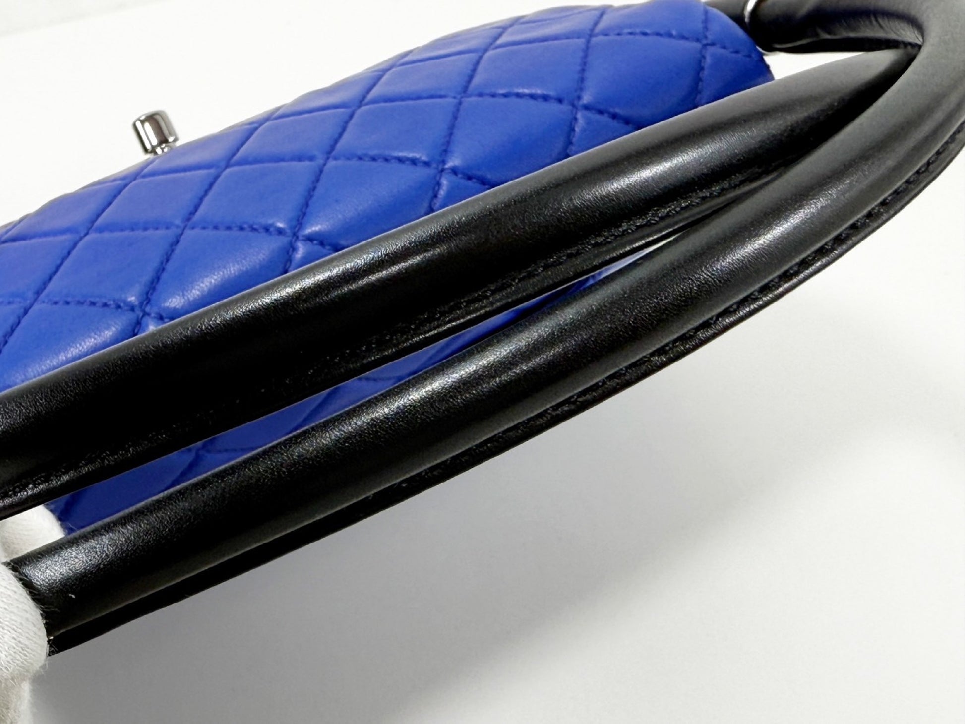 CHANEL Hula Hoop Matelasse Bicolor, W23cm, Approx. 18 Series [Dust bag and sticker included], Black S Hardware, Handbag 18085736