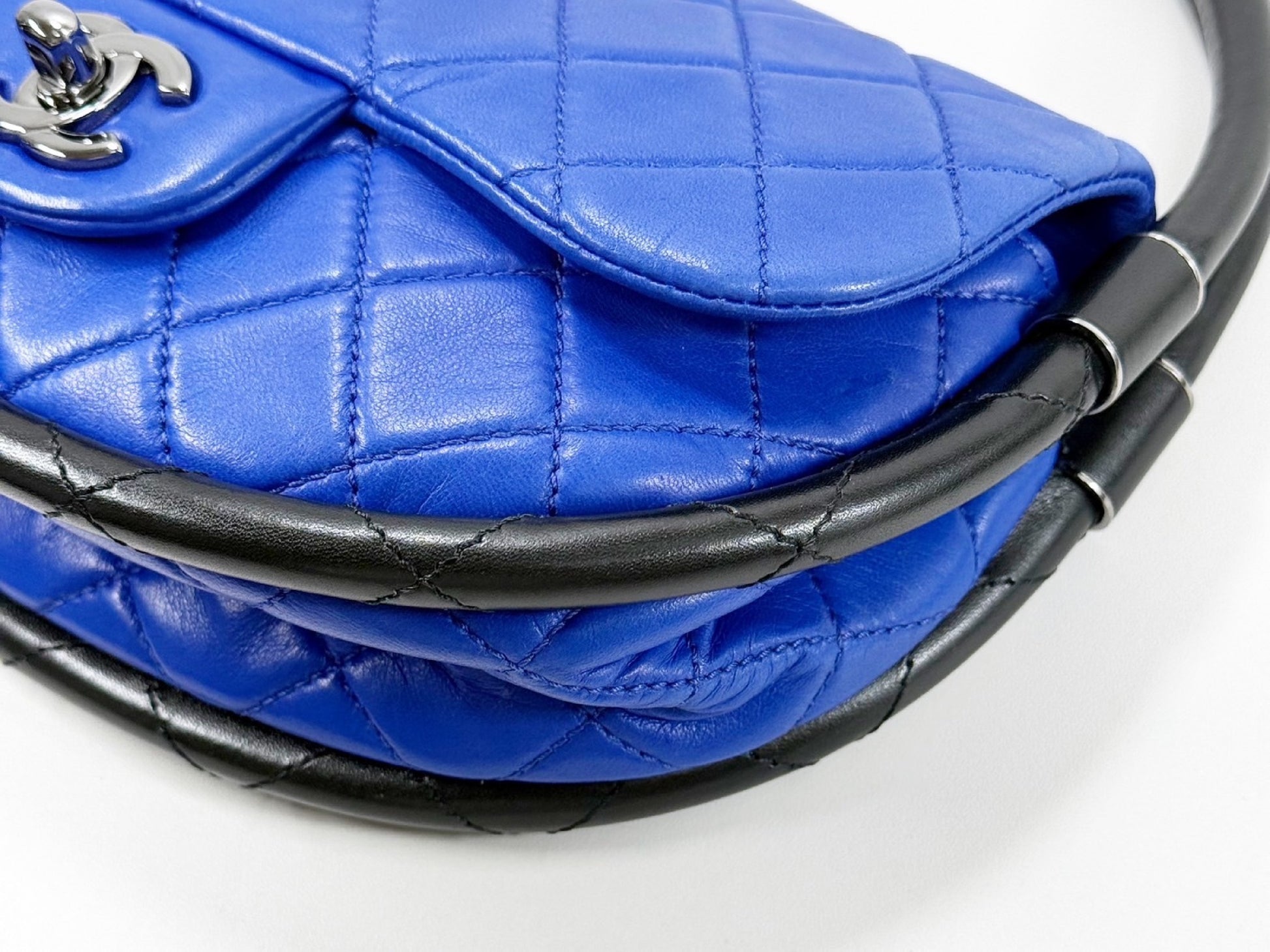 CHANEL Hula Hoop Matelasse Bicolor, W23cm, Approx. 18 Series [Dust bag and sticker included], Black S Hardware, Handbag 18085736