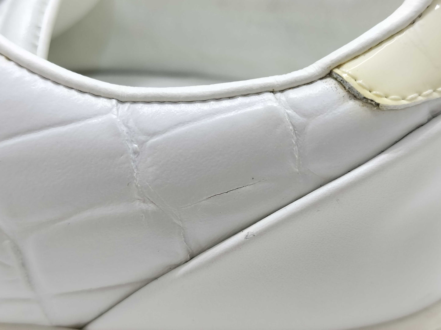 LOUIS VUITTON LOUIS VUITTON Louis Vuitton Crocodile Embossed Leather Sneakers Size 35 1/2 Sneakers
