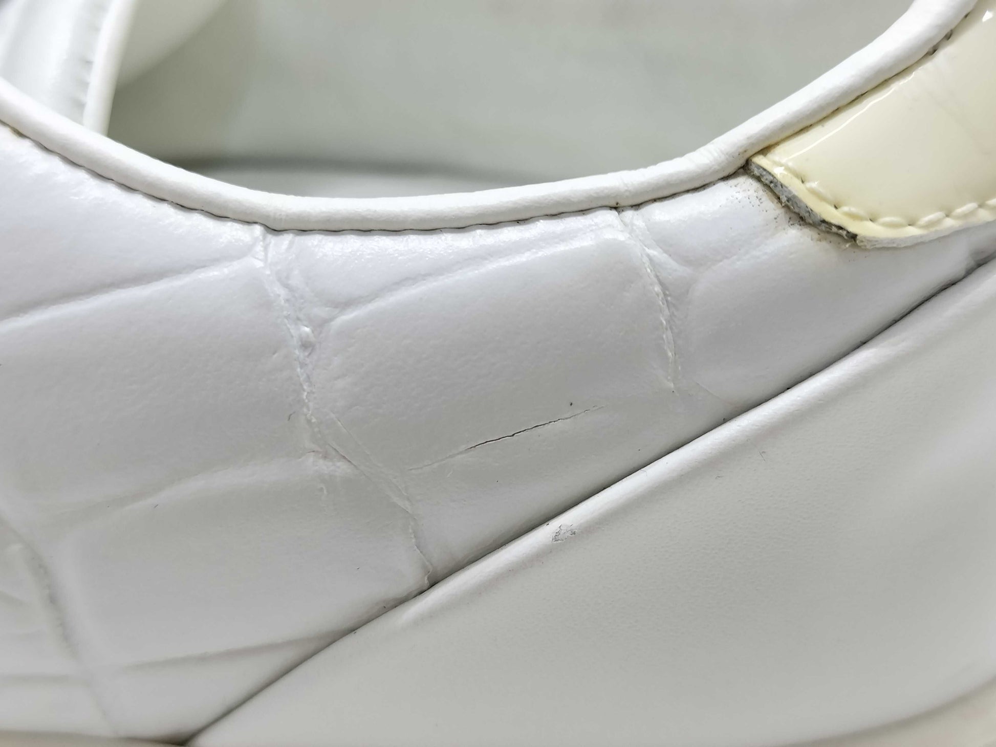 LOUIS VUITTON LOUIS VUITTON Louis Vuitton Crocodile Embossed Leather Sneakers Size 35 1/2 Sneakers