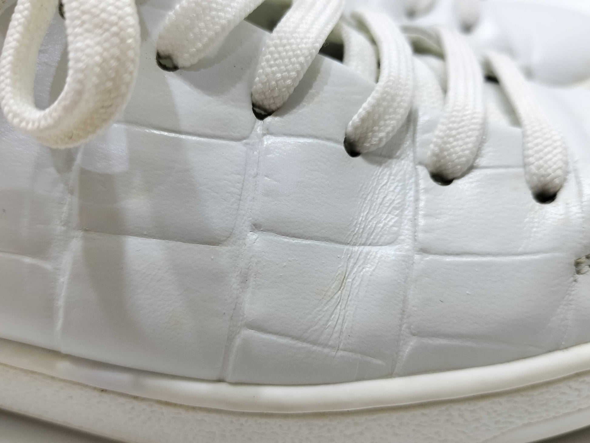 LOUIS VUITTON LOUIS VUITTON Louis Vuitton Crocodile Embossed Leather Sneakers Size 35 1/2 Sneakers